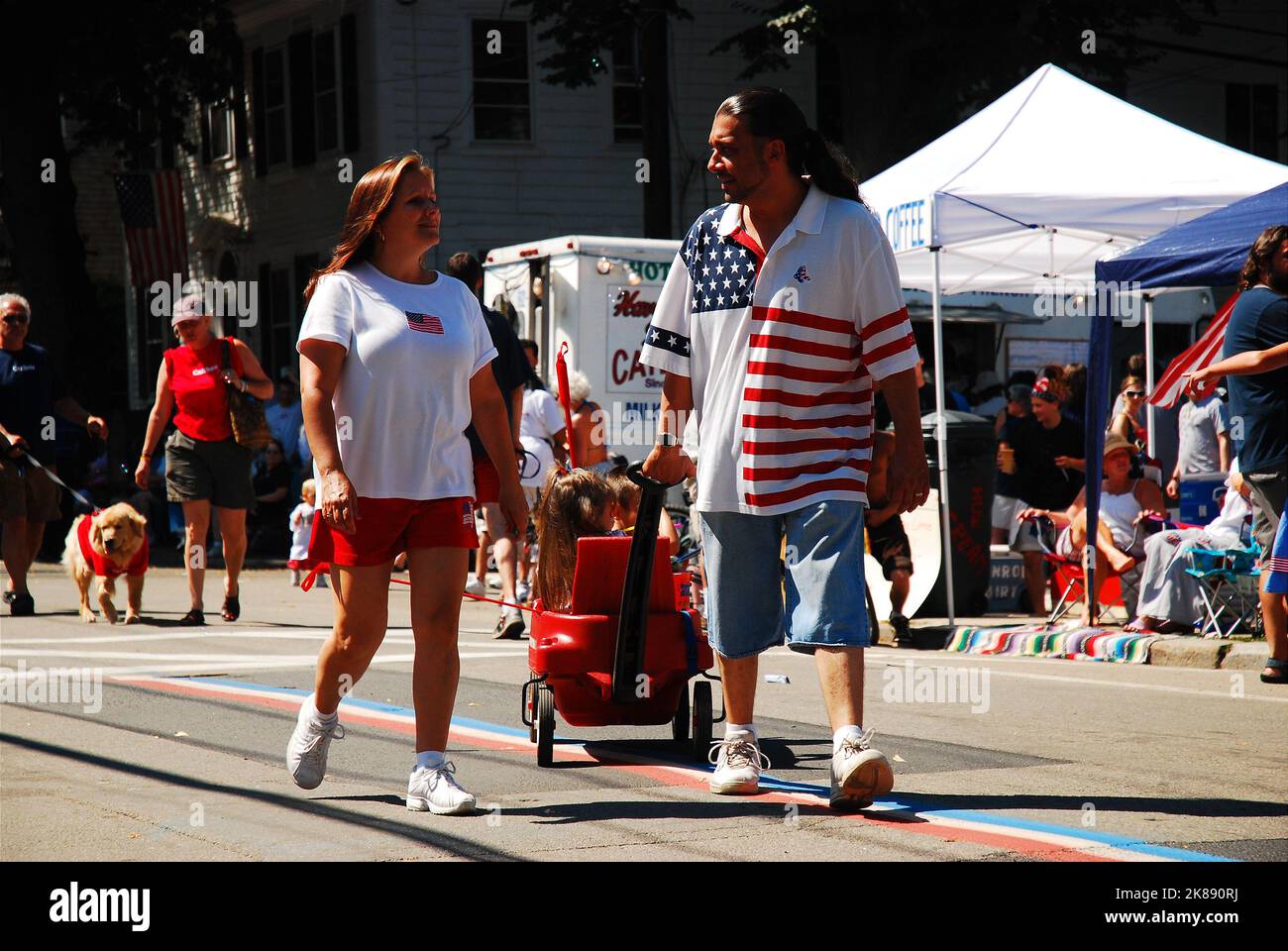 Un couple donne leurs vêtements patriotiques tout en assistant à la parade du 4 juillet à Bristol, Rhode Island, la plus ancienne parade du jour de l'indépendance Banque D'Images