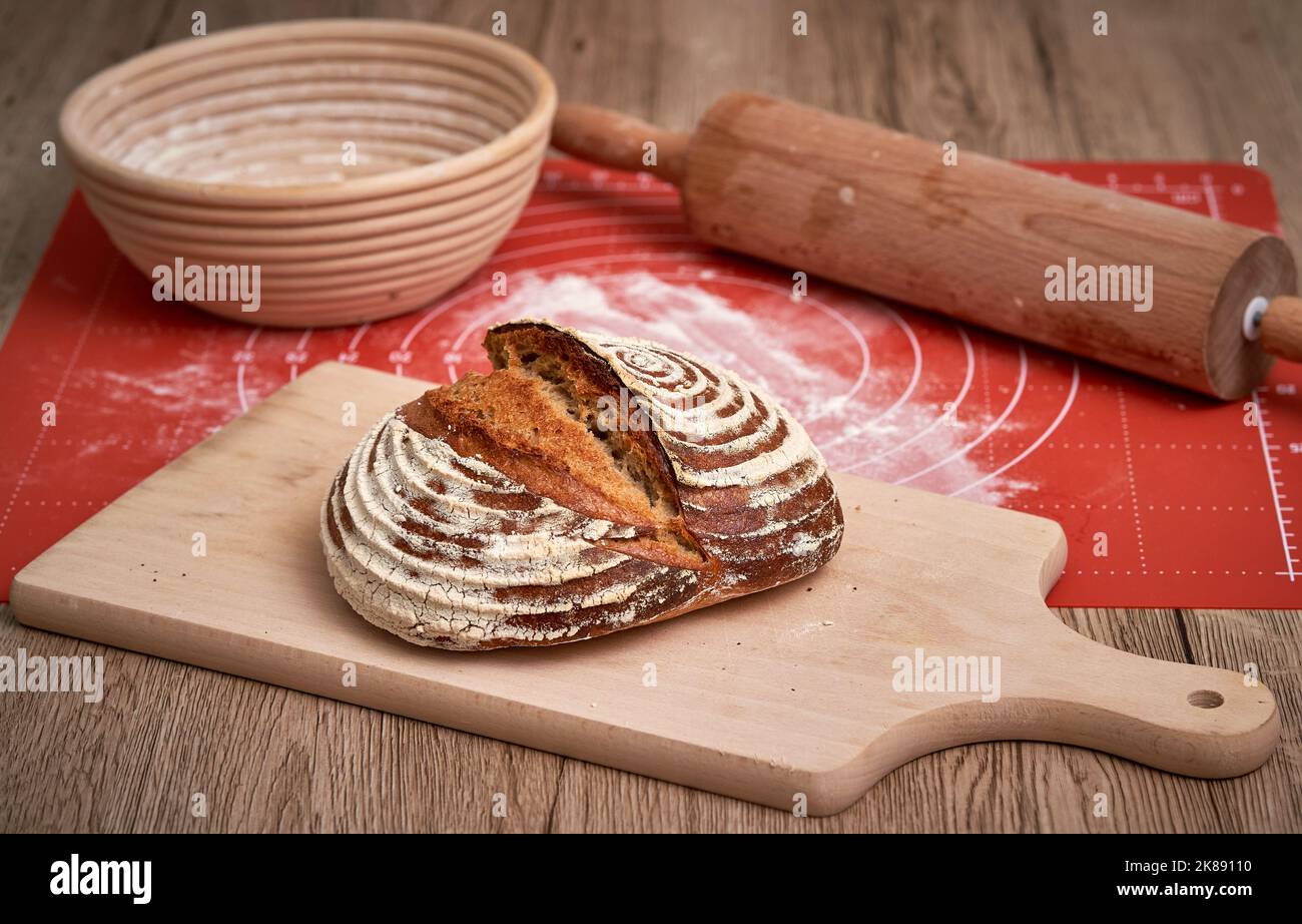 Pain au levain traditionnel. Pain rond de pain de levain fraîchement préparé. Pain artisanal Sourdough cuit à la maison. Banque D'Images