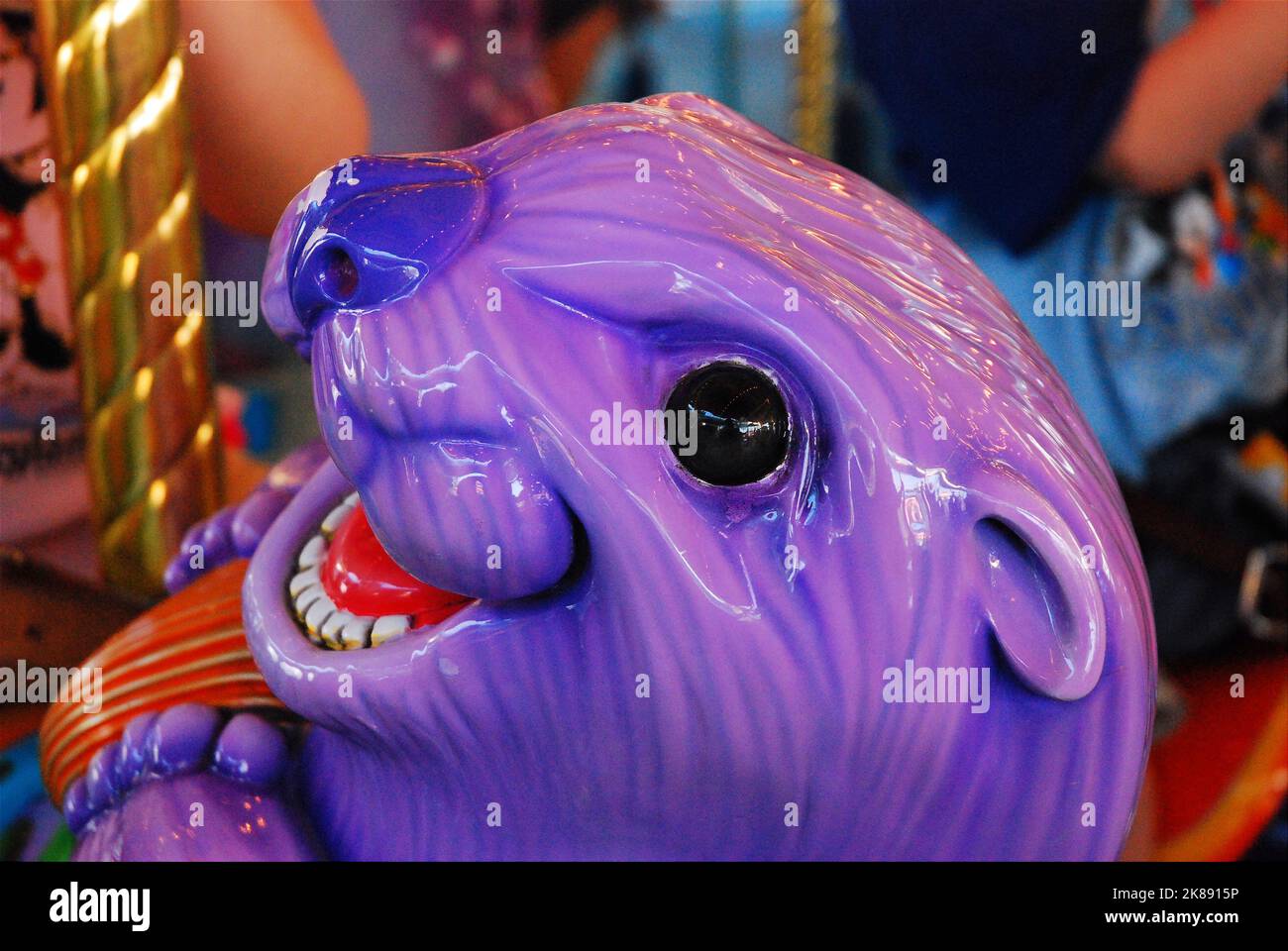 Un phoque violet est l'un des nombreux animaux sur un carrousel rond de joyeux à Disney's California Adventure Banque D'Images