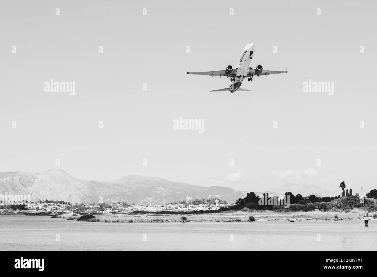 2022.10.04 Grèce, Corfou - l'avion prend de l'aéroport sur l'eau bleue. Montagnes au loin à l'horizon Banque D'Images