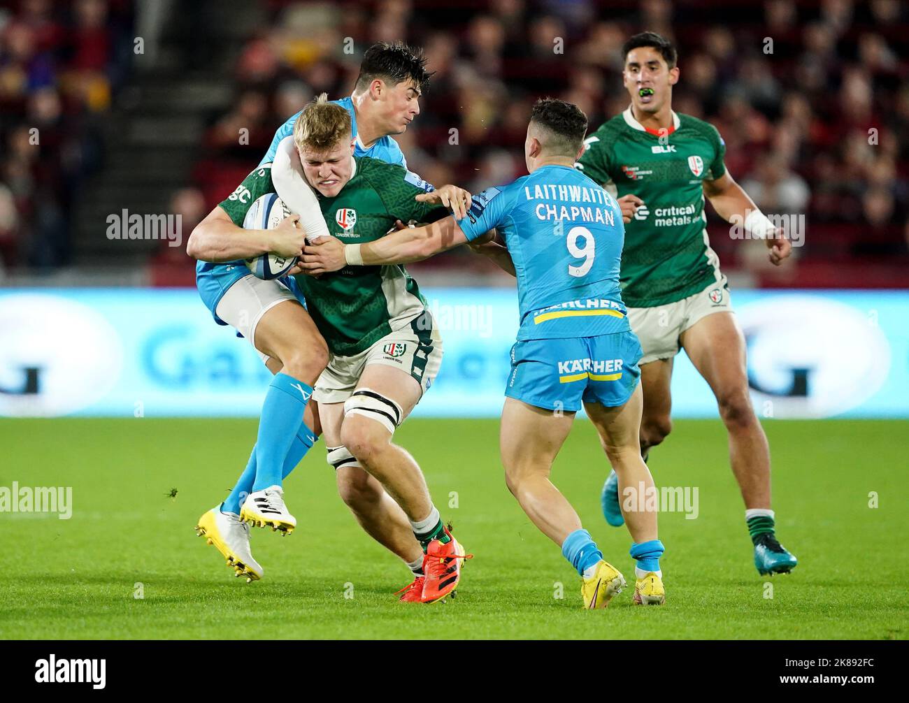 Le joueur irlandais de Londres, Tom Pearson, est attaqué par Charlie Chapman de Gloucester Rugby lors du match Gallagher Premiership au Gtech Community Stadium, à Londres. Date de la photo: Vendredi 21 octobre 2022. Banque D'Images