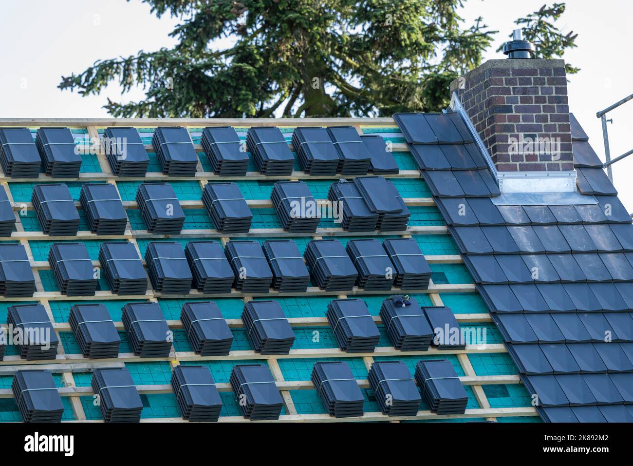 Les tuiles de toit sont prêtes pour le recouvrement de la poutre de toit Banque D'Images