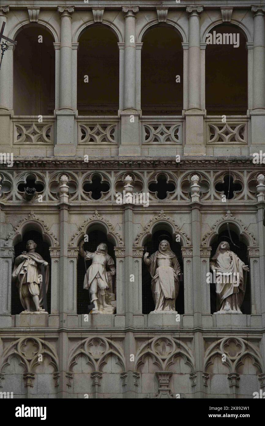 Cathédrale Saint Mary. Détail des sculptures au-dessus de la porte du jugement dernier sur la façade principale. Banque D'Images