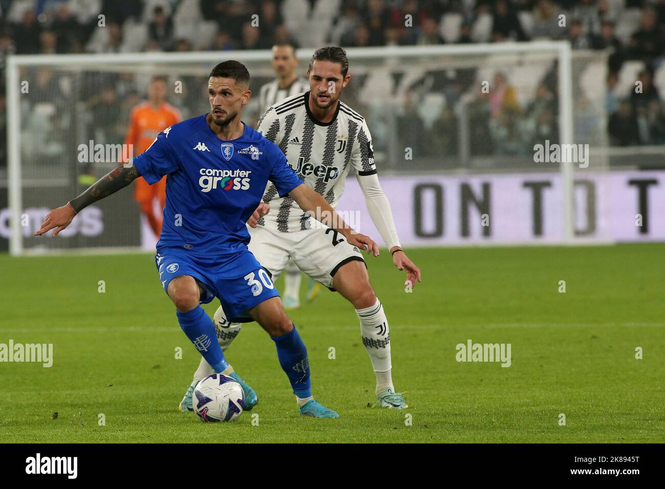 Stade Allianz, Turin, Italie, 21 octobre 2022, Petar Stojanovic (FC Empoli) vs Adrien Rabet (Juventus FC) pendant Juventus FC vs Empoli FC - football italien série A match Banque D'Images