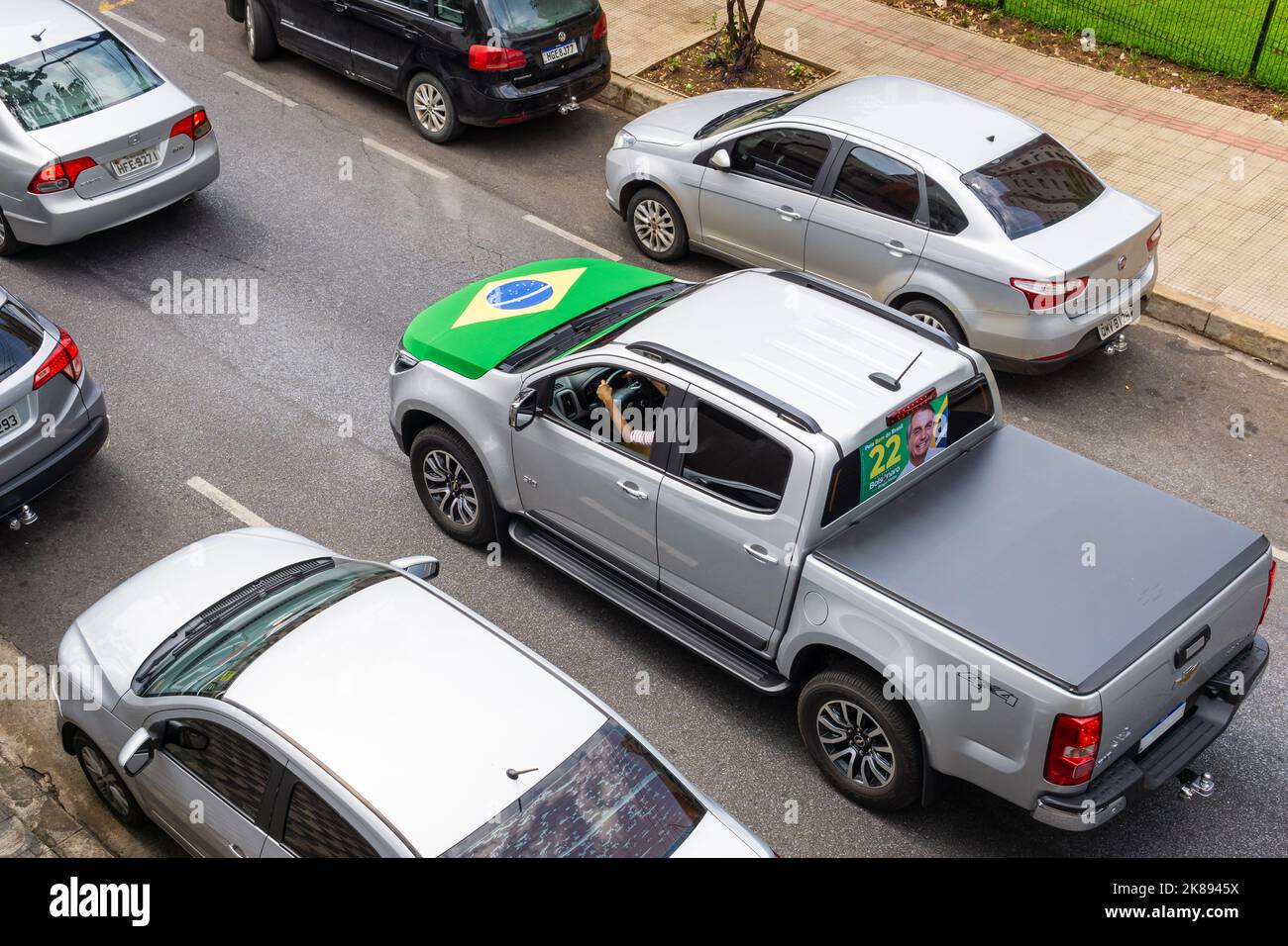 Camion 4x4 Chevrolet argent avec capot drapeau brésilien et publicité de campagne Bolsonaro sur la lunette arrière à Belo Horizonte, Brésil. Banque D'Images