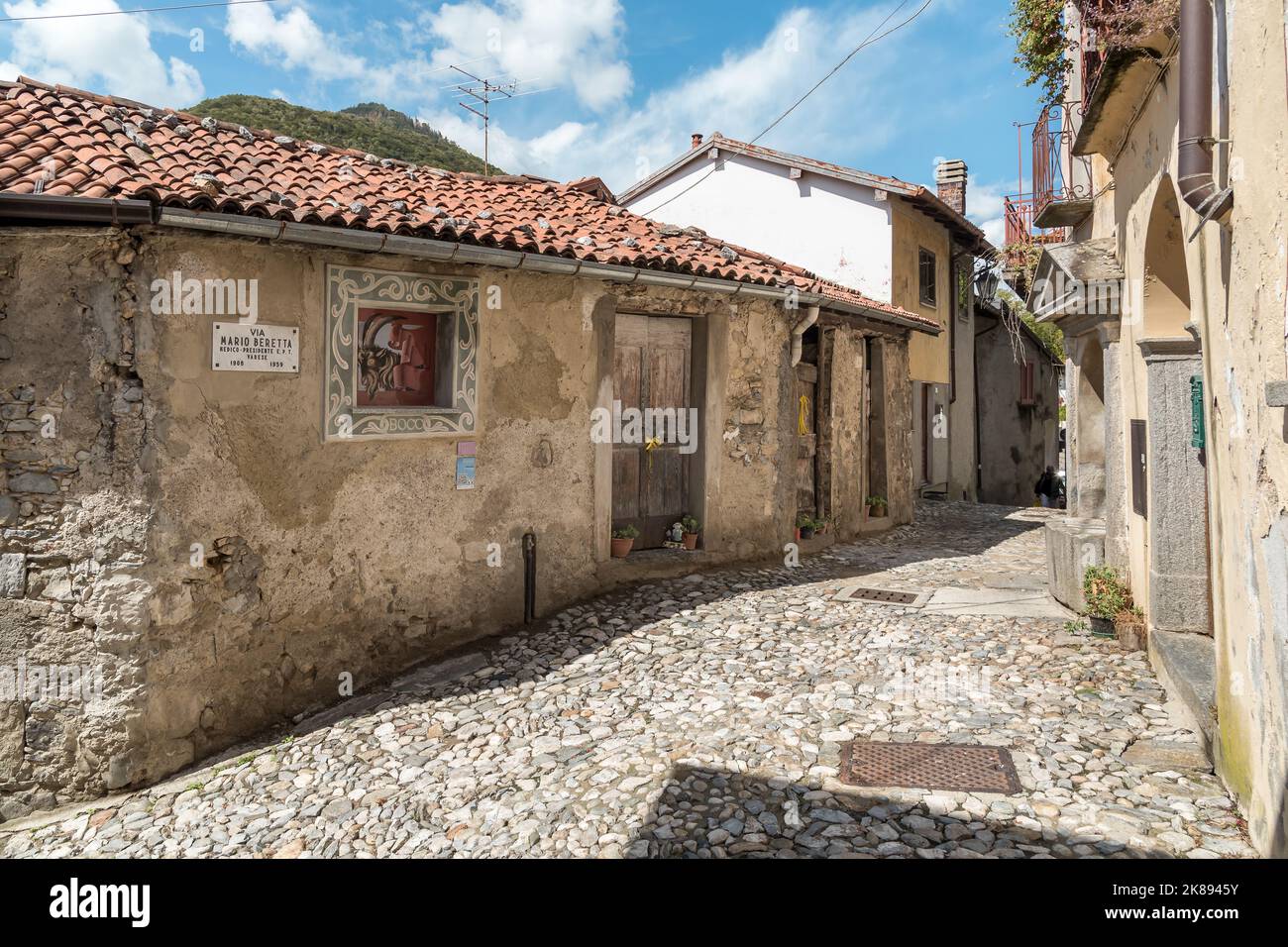 Rues pavées étroites avec peintures sur les murs dans l'ancien village peint Arcumeggia dans la province de Varèse, Lombardie, Italie Banque D'Images