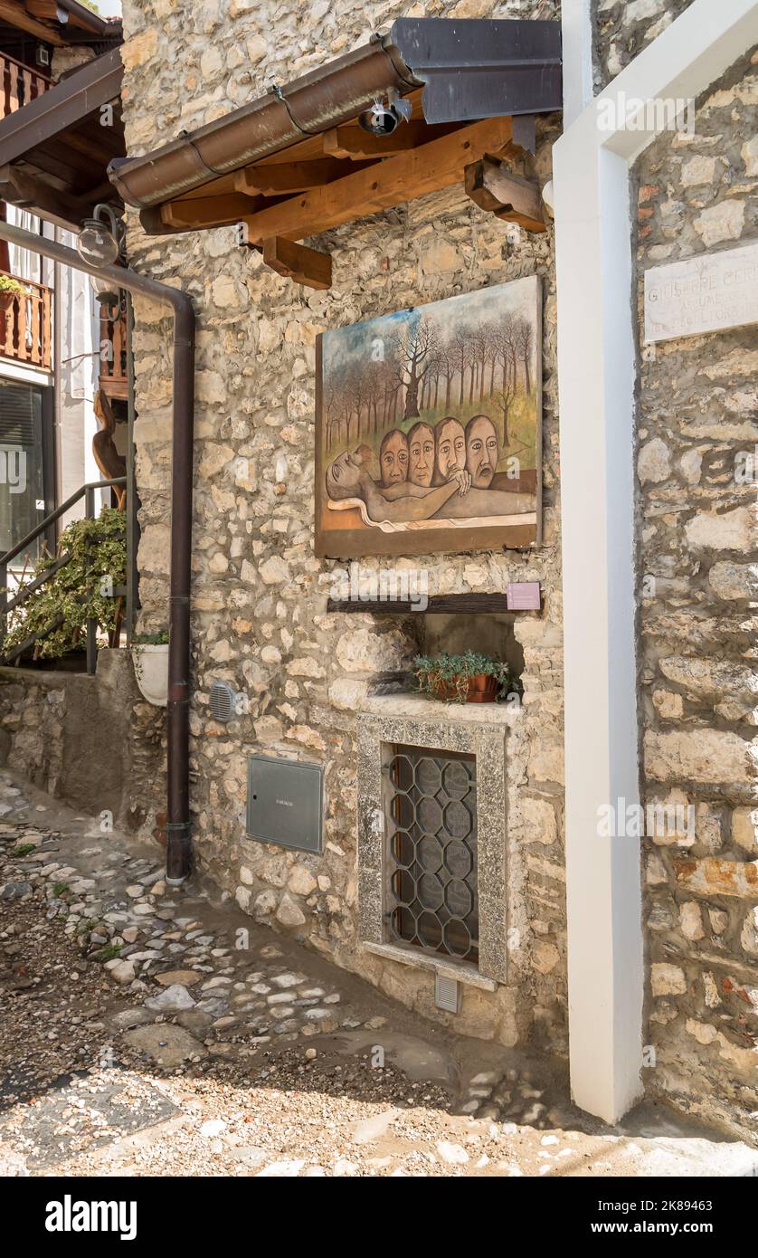 Peintures sur murs dans l'ancien village peint Arcumeggia dans la province de Varèse, Lombardie, Italie Banque D'Images