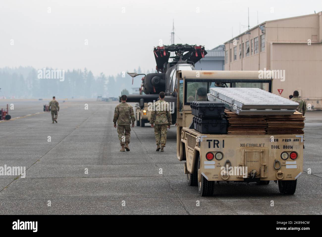 Des soldats affectés à la Delta Company, 1-229 Bataillon d'attaque, 16th Brigade de l'aviation de combat, remorquèrent un hélicoptère d'attaque Apache AH-64E à l'aérodrome de l'Armée Grey, Washington, le 20 octobre 2022. Les soldats se préparaient à s'entraîner avec des aviateurs à bord de l'hélicoptère C-17 Apache AH-64E pour les procédures de chargement et de déchargement. (É.-U. Photo de l'armée par le capitaine Kyle Abraham, 16th Brigade de l'aviation de combat) Banque D'Images