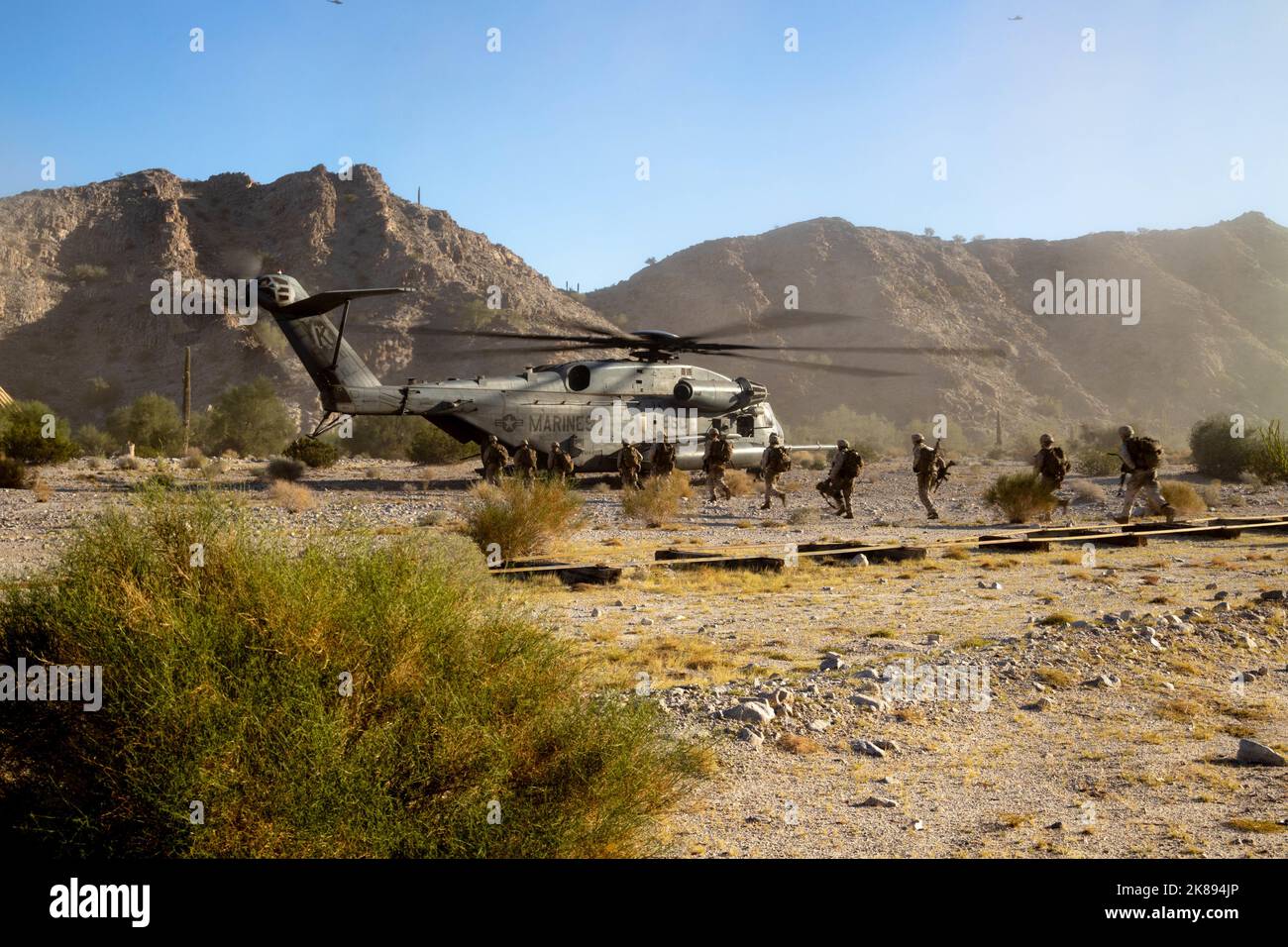 Les Marines des États-Unis affectés à l'escadron 1 d'armes et de tactiques de l'aviation maritime, embarquent un Super Stallion CH-53E pendant les tactiques de soutien d'assaut 1 (AST-1) dans le cadre du cours d'instructeur d'armes et de tactiques (WTI) 1-23 à la zone d'entraînement de combat Village, à Wellton, Arizona, le 17 octobre 2022. AST-1 est un événement de jour, force-sur-force qui offre à WTIS prospective l'occasion de planifier, de briefer et d'exécuter un assaut aérien renforcé par la compagnie tout en intégrant les six fonctions de Marine Aviation. (États-Unis Photo du corps marin par lance Cpl. Dean Gurule) Banque D'Images