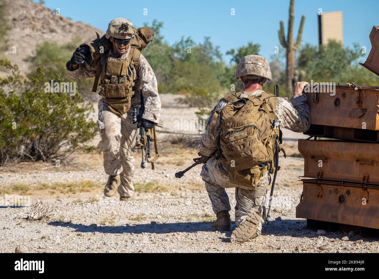 Les soldats américains du corps des Marines avec 2nd Bataillon, 7th Marine Regiment, 1st Marine Division, prennent la couverture d'un tir simulé d'armes légères pendant les tactiques de soutien d'assaut 1 (AST-1) dans le cadre du cours d'instructeur d'armes et de tactiques (WTI) 1-23, à la zone d'entraînement de combat Village, Wellton, Arizona, 17 octobre 2022. AST-1 est un événement de jour, force-sur-force qui offre à WTIS prospective l'occasion de planifier, de briefer et d'exécuter un assaut aérien renforcé par la compagnie tout en intégrant les six fonctions de Marine Aviation. (États-Unis Photo du corps marin par lance Cpl. Dean Gurule) Banque D'Images