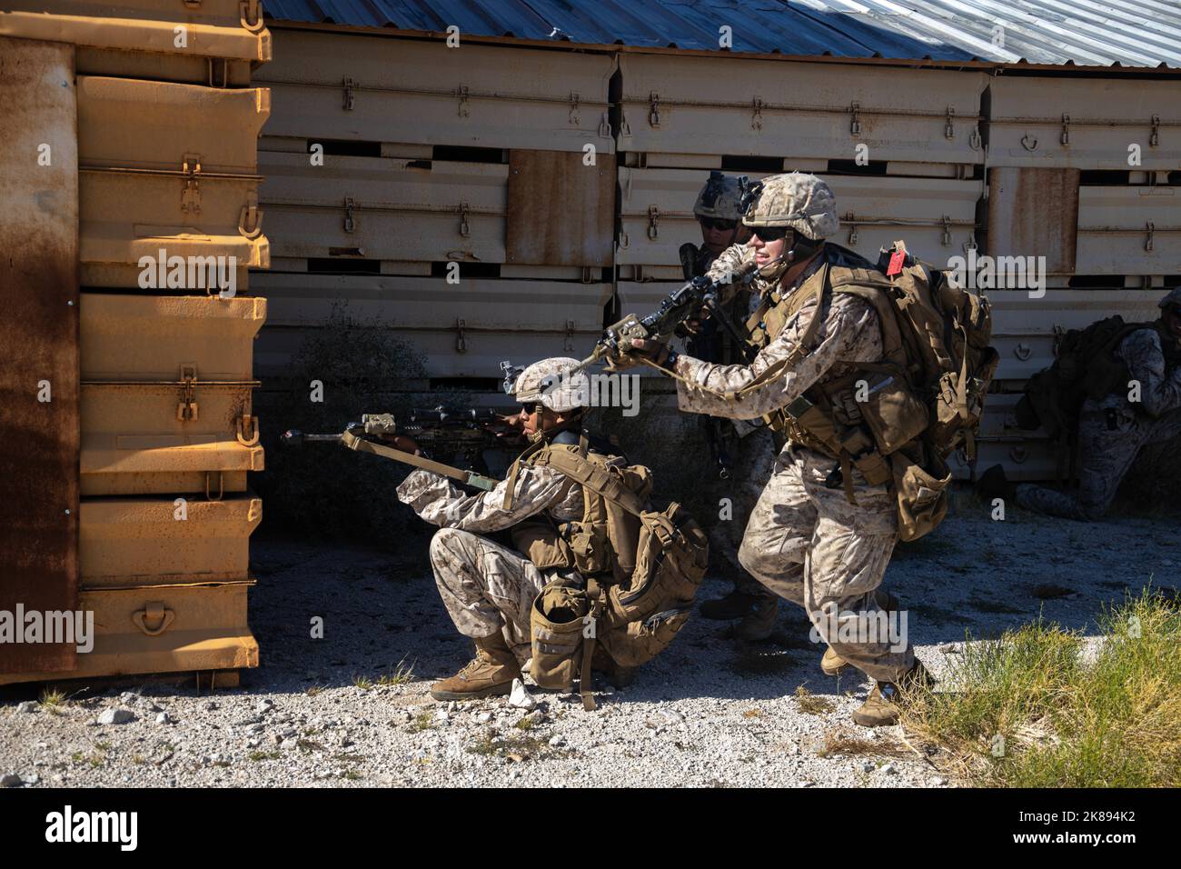Les soldats américains du corps des Marines avec 2nd Bataillon, 7th Marine Regiment, 1st Marine Division, avancent vers leur objectif pendant les tactiques de soutien d'assaut 1 (AST-1) dans le cadre du cours d'instructeur d'armes et de tactiques (WTI) 1-23, à la zone d'entraînement de combat Village, Wellton, Arizona, 17 octobre 2022. AST-1 est un événement de jour, force-sur-force qui offre à WTIS prospective l'occasion de planifier, de briefer et d'exécuter un assaut aérien renforcé par la compagnie tout en intégrant les six fonctions de Marine Aviation. (États-Unis Photo du corps marin par lance Cpl. Dean Gurule) Banque D'Images