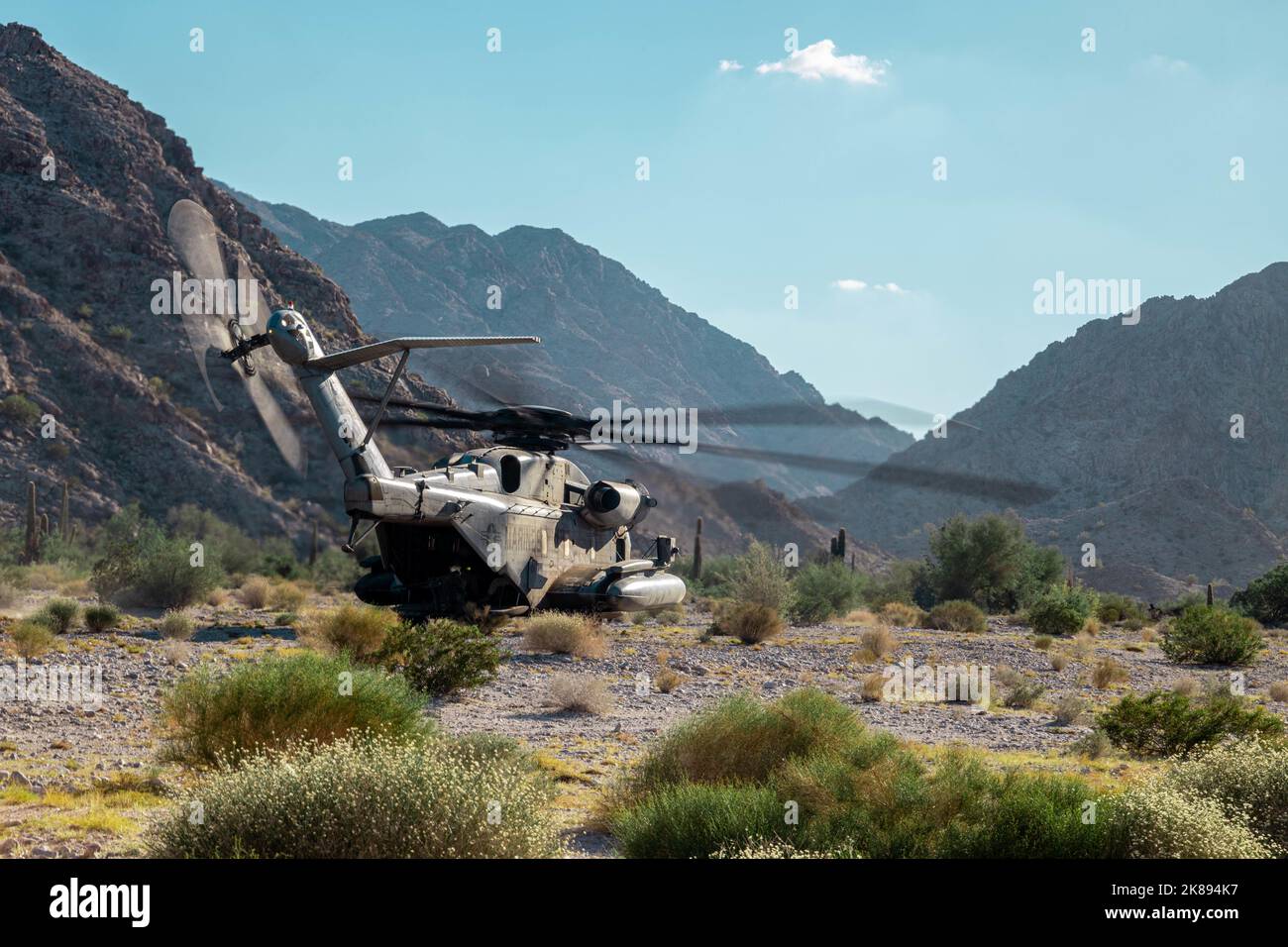 Un avion US Marine corps CH-53E Super Stallion affecté à l'Escadron d'armes et de tactiques de l'aviation maritime un, se prépare au décollage pendant l'assaut tactique de soutien 1 (AST-1) dans le cadre du cours d'instructeur d'armes et de tactiques (WTI) 1-23 à la zone d'entraînement de combat Village, Wellton, Arizona, le 17 octobre 2022. AST-1 est un événement de jour, force-sur-force qui offre à WTIS prospective l'occasion de planifier, de briefer et d'exécuter un assaut aérien renforcé par la compagnie tout en intégrant les six fonctions de Marine Aviation. (États-Unis Photo du corps marin par lance Cpl. Dean Gurule) Banque D'Images
