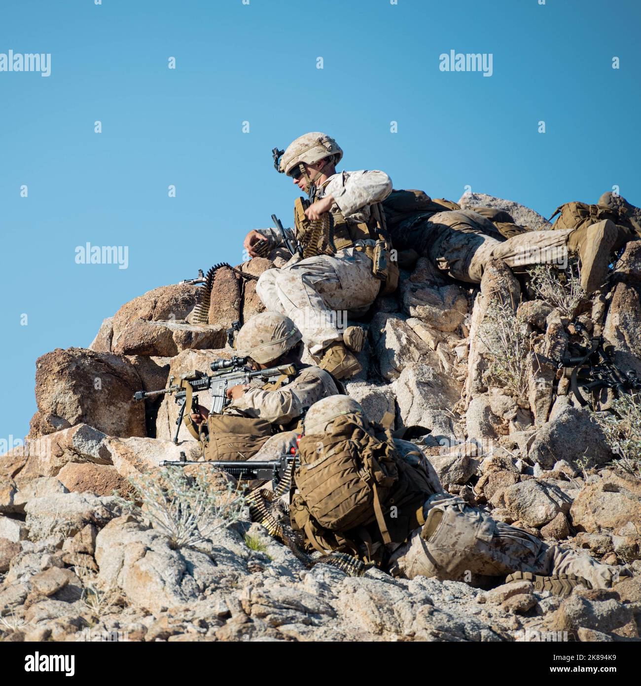 Les soldats américains du corps des Marines avec 2nd Bataillon, 7th Marine Regiment, 1st Marine Division, assurent la sécurité depuis le sommet d'une colline pendant les tactiques de soutien d'assaut 1 (AST-1) dans le cadre du cours d'instructeur d'armes et de tactiques (WTI) 1-23, à la zone d'entraînement de combat Village, Wellton, Arizona, 17 octobre 2022. AST-1 est un événement de jour, force-sur-force qui offre à WTIS prospective l'occasion de planifier, de briefer et d'exécuter un assaut aérien renforcé par la compagnie tout en intégrant les six fonctions de Marine Aviation. (États-Unis Photo du corps marin par lance Cpl. Dean Gurule) Banque D'Images