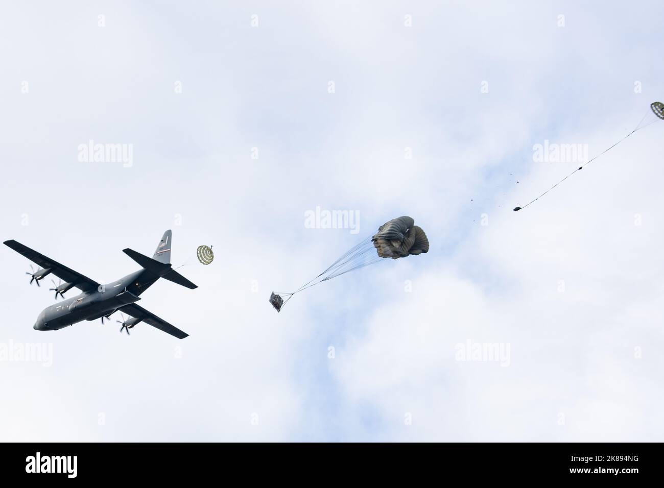 Un Super Hercules C-130J de la Force aérienne des États-Unis affecté à l'aile de transport aérien de 317th, la base aérienne de Dyess, Texas, effectue une formation de chute de fret pendant le DRAPEAU ROUGE Alaska 23-1, à la zone de chute de Malemute, sur la base conjointe Elmendorf-Richardson, Alaska, le 19 octobre 2022. La RF-A 23-1 offre une opportunité d’engagement et de formation à l’échelle internationale dans un environnement différent de celui de la base d’origine de nombreuses unités. (É.-U. Photo de la Force aérienne par Airman 1st Class Julia Lebens) Banque D'Images