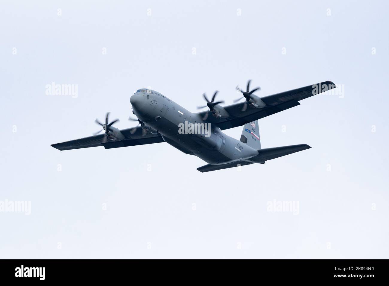 Un Super Hercules C-130J de la Force aérienne des États-Unis affecté à l'aile de transport aérien de 317th, la base aérienne de Dyess, Texas, effectue une formation de chute de fret pendant le DRAPEAU ROUGE Alaska 23-1, à la zone de chute de Malemute, sur la base conjointe Elmendorf-Richardson, Alaska, le 19 octobre 2022. La RF-A 23-1 offre une opportunité d’engagement et de formation à l’échelle internationale dans un environnement différent de celui de la base d’origine de nombreuses unités. (É.-U. Photo de la Force aérienne par Airman 1st Class Julia Lebens) Banque D'Images