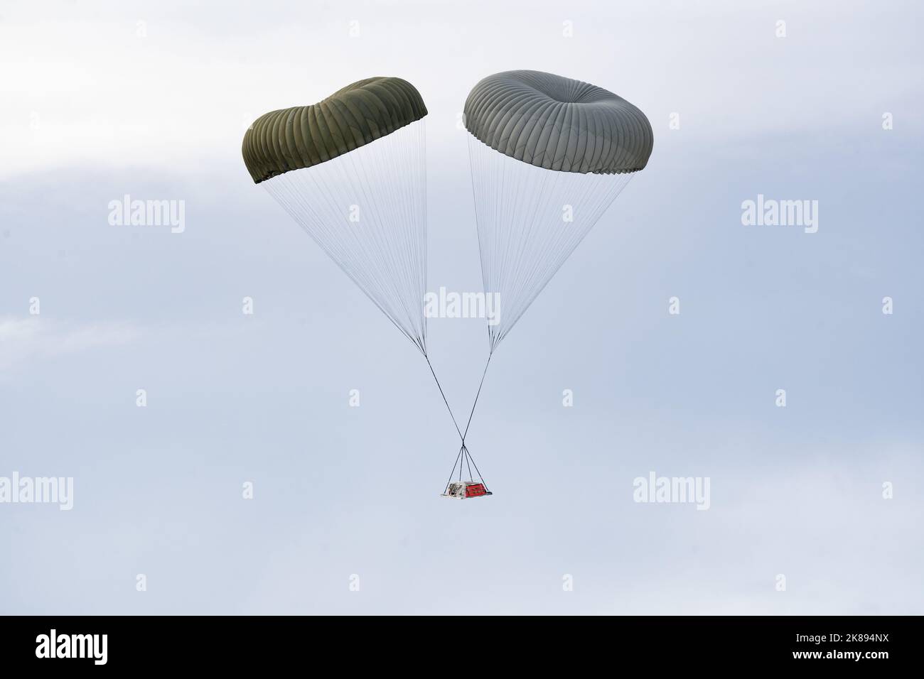 La cargaison tombe après qu'un Super Hercules C-130J de la Force aérienne des États-Unis affecté à l'aile de transport aérien de 317th, la base aérienne de Dyess, au Texas, a mené une formation de chute de cargaison pendant LE DRAPEAU ROUGE Alaska 23-1, à la zone de chute de Malemute sur la base conjointe Elmendorf-Richardson, en Alaska, le 19 octobre 2022. La RF-A 23-1 offre une opportunité d’engagement et de formation à l’échelle internationale dans un environnement différent de celui de la base d’origine de nombreuses unités. (É.-U. Photo de la Force aérienne par Airman 1st Class Julia Lebens) Banque D'Images
