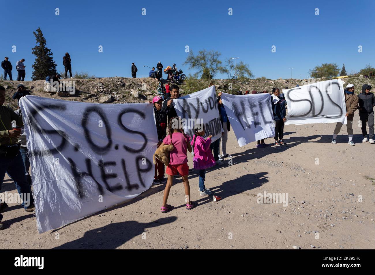 21 octobre 2022, juarez, chihuahua, Mexique : 600 migrants vénézuéliens sont bloqués à Ciudad Juárez, Chihuahua après avoir été expulsés des États-Unis en vertu du titre 42, les migrants s'hébergent sous le pont international parce que les abris sont à leur pleine capacité, chaque jour plus de Vénézuéliens sont expulsés des États unis par cette frontière. (Image de crédit : © David Peinado/ZUMA Press Wire) Banque D'Images