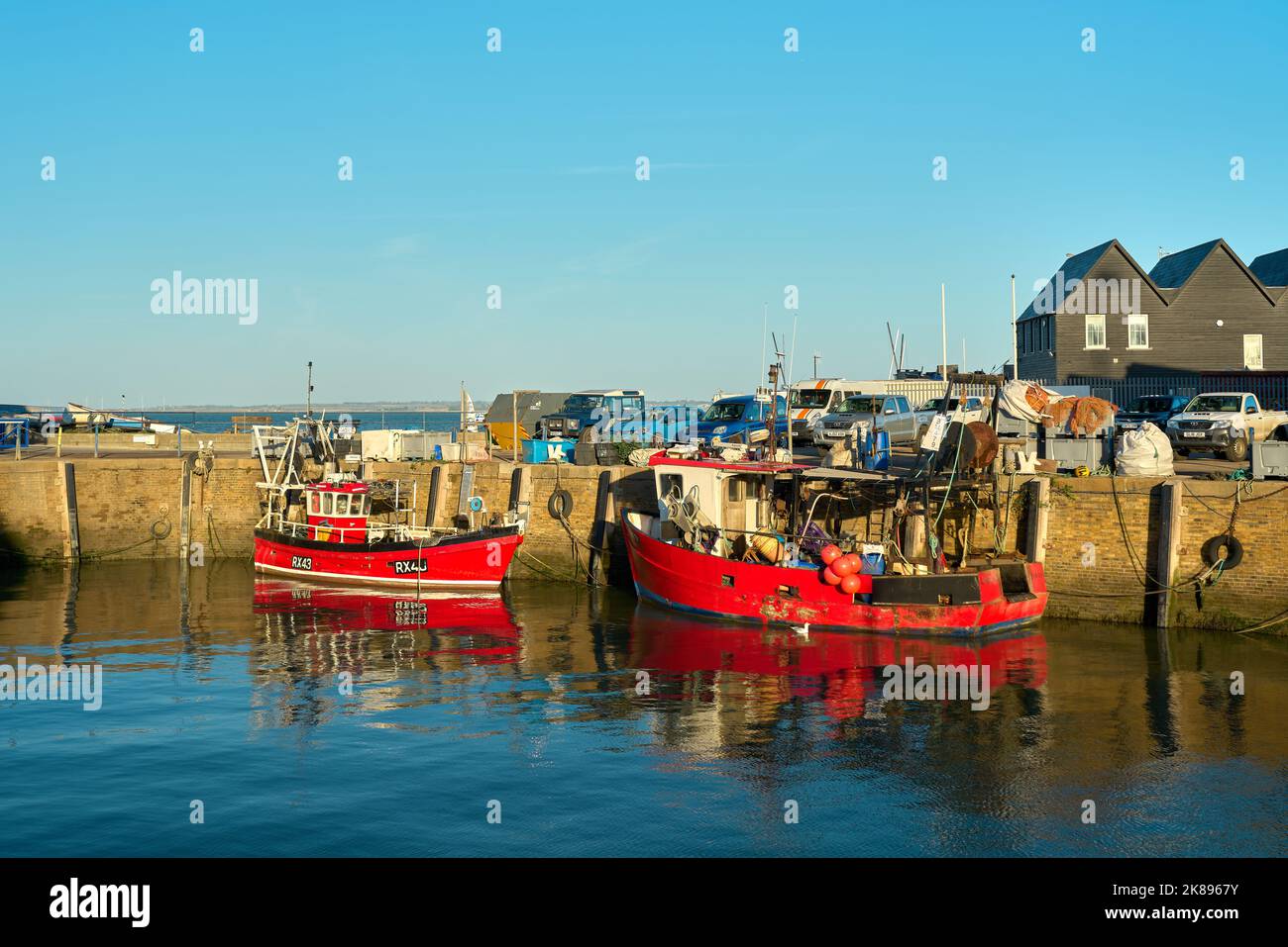 Whitstable, Kent, Royaume-Uni - 6 octobre 2022 - bateaux rouges dans le port de Whitstable Banque D'Images