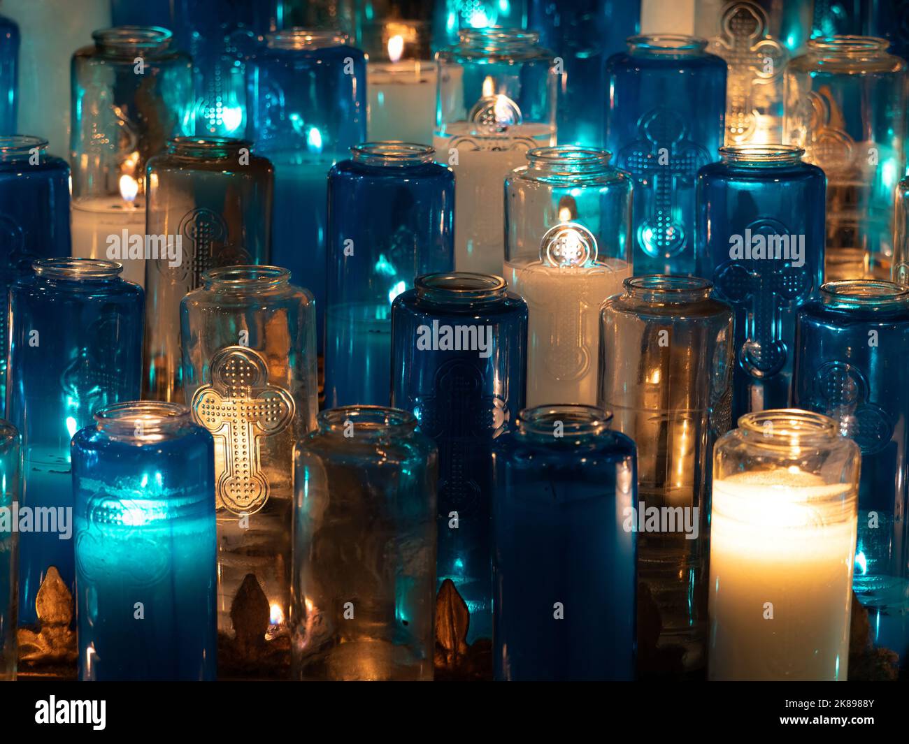Verre clair et bleu bougies votives, avec quelques bougies allumées. Les  bougies sont situé dans la Cathédrale Notre Dame de Montréal, Québec,  Canada Photo Stock - Alamy