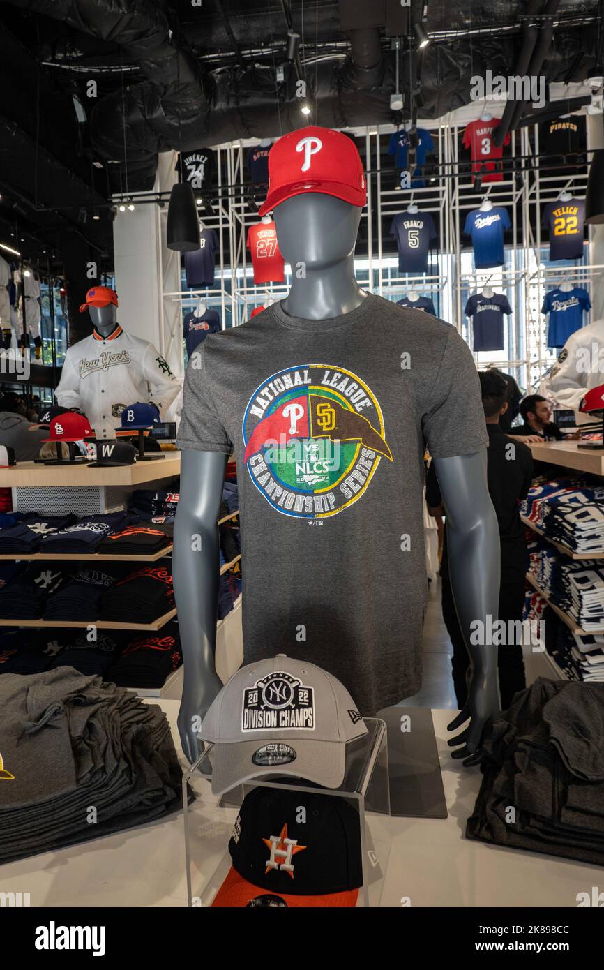 Le magasin phare de la Major League Baseball du Rockefeller Center offre des articles de sport de marque TEAM, New York City, USA 2022 Banque D'Images