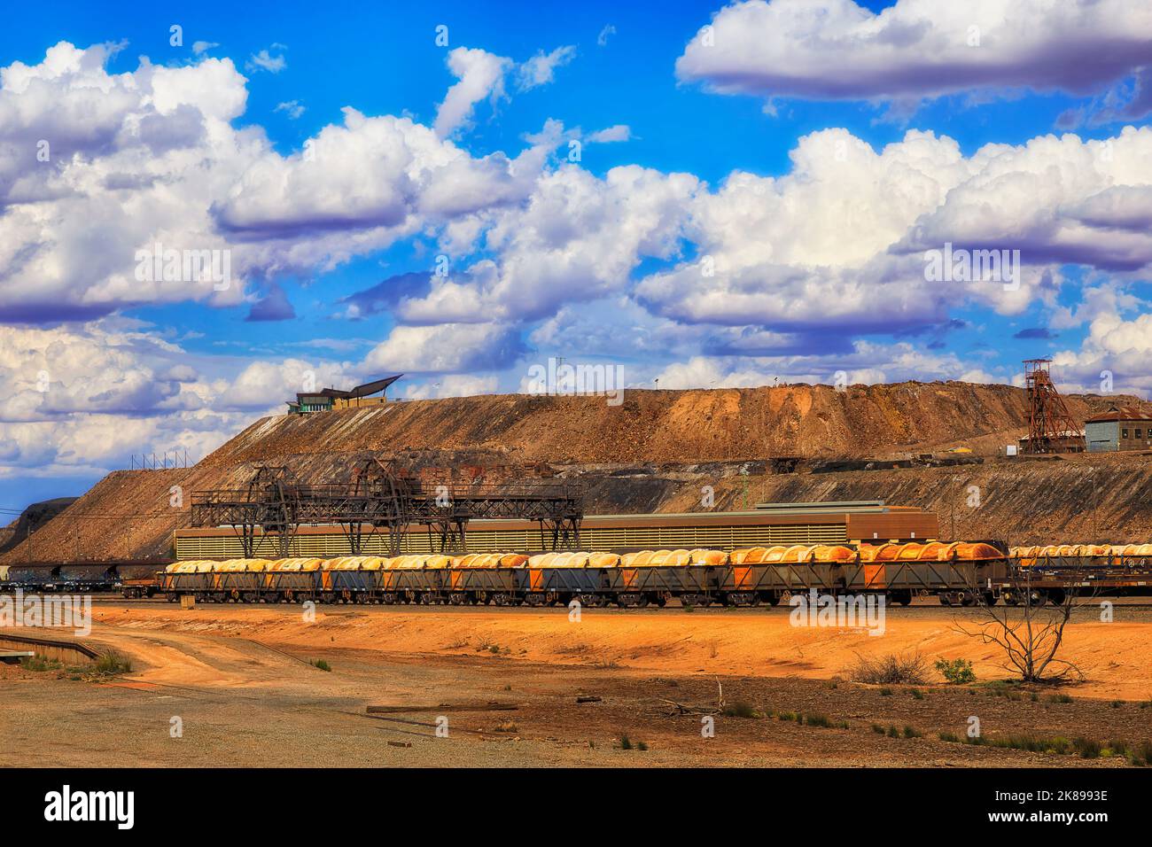 Train de marchandises à la gare de Broken Hill en vue de Line of Lode Junction Mine - capitale de l'outback australien et de l'industrie minière. Banque D'Images