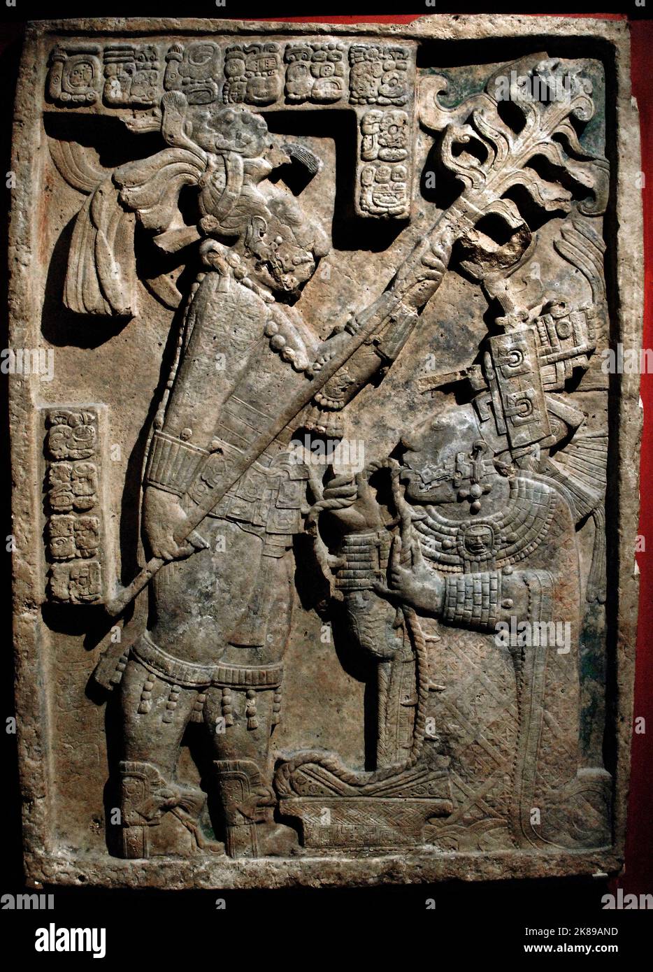 Les linteaux de Yaxchilan. Linteau 24. Structure 23. Linteau de calcaire sculpté. Représentation d'un rituel de saignée exécuté par le roi de Yaxchilan, Bouclier Banque D'Images