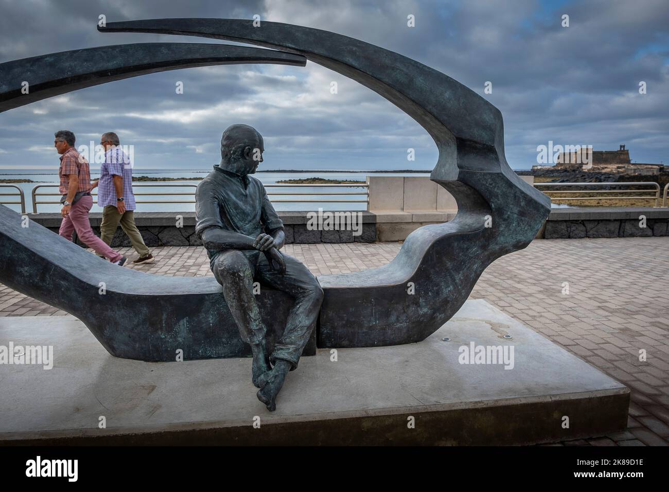 Monument à Cesar Manrique par Manolo Gonzalez, promenade, Arrecife, Lanzarote, Espagne. Dans le botton à droite du château Saint Gabriel Banque D'Images