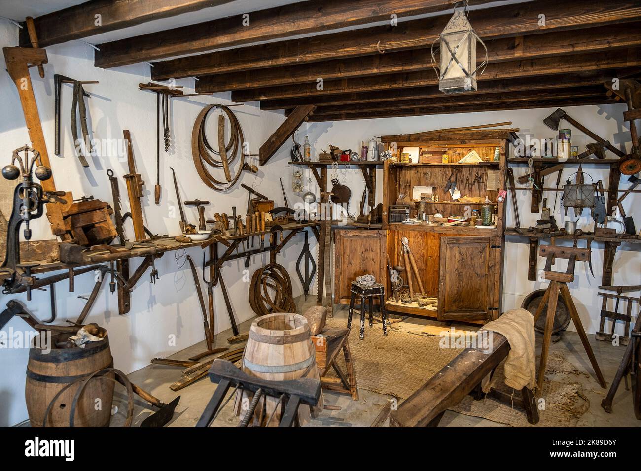 Atelier traditionnel de fabrication de tonneaux dans le musée du vin El Grifo appartenant à la famille dans l'ancienne cave à vin Banque D'Images