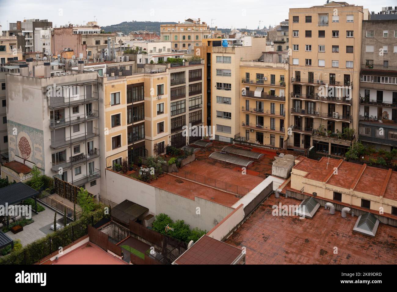 Barcelone, Espagne - 21 avril 2022: Vue panoramique de l'extérieur des immeubles typiques d'appartements vus de Barcelone Espagne Banque D'Images