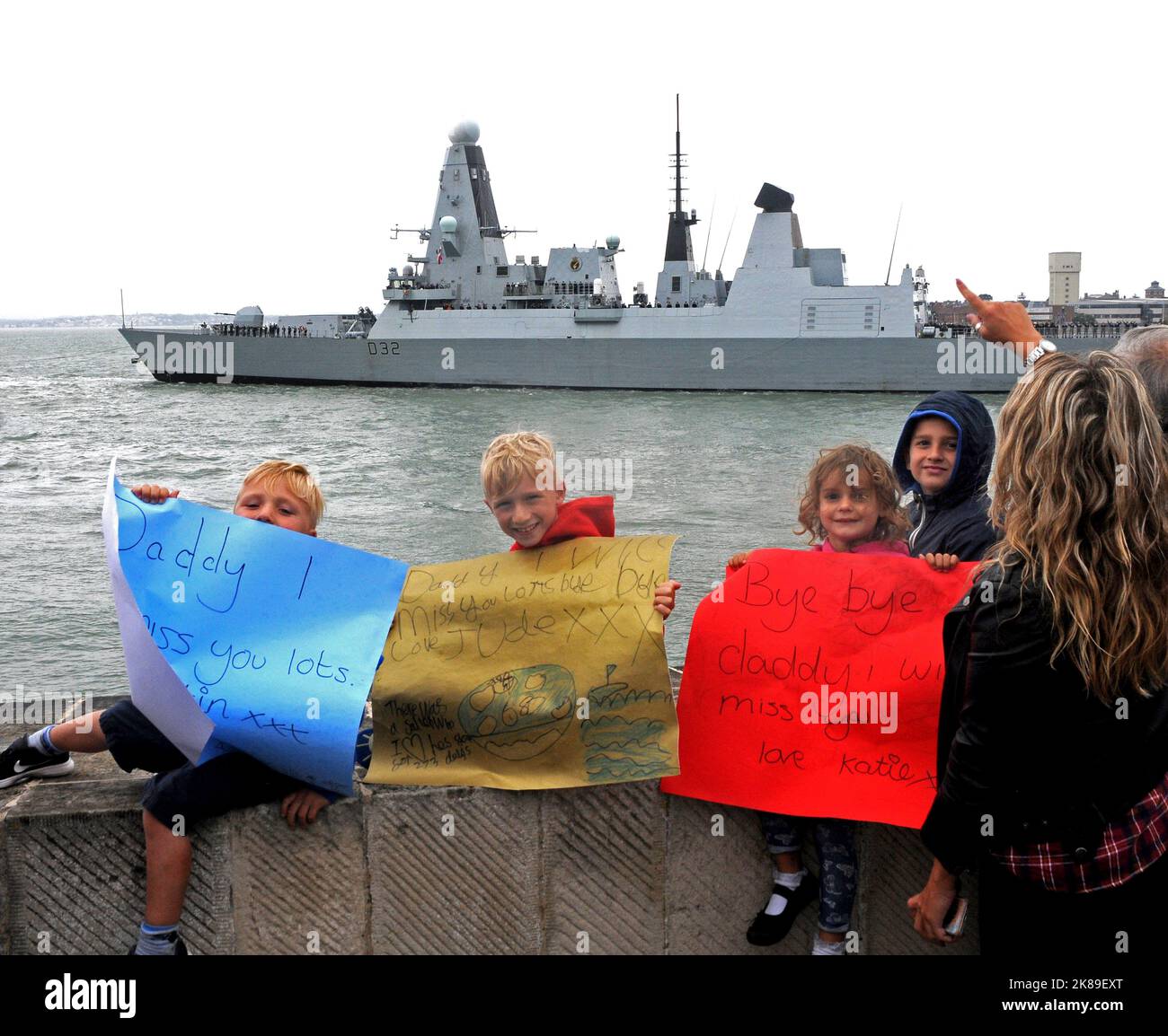 Jude Neslon, 7 ans, son frère Austin, 5 ans, et Katie Mobius, 3 ans, montrent leurs affiches tandis que leur père Robert Nelson sort de Portsmouth à bord du HMS Ardening. Pic Mike Walker,2016 Mike Walker photos Banque D'Images