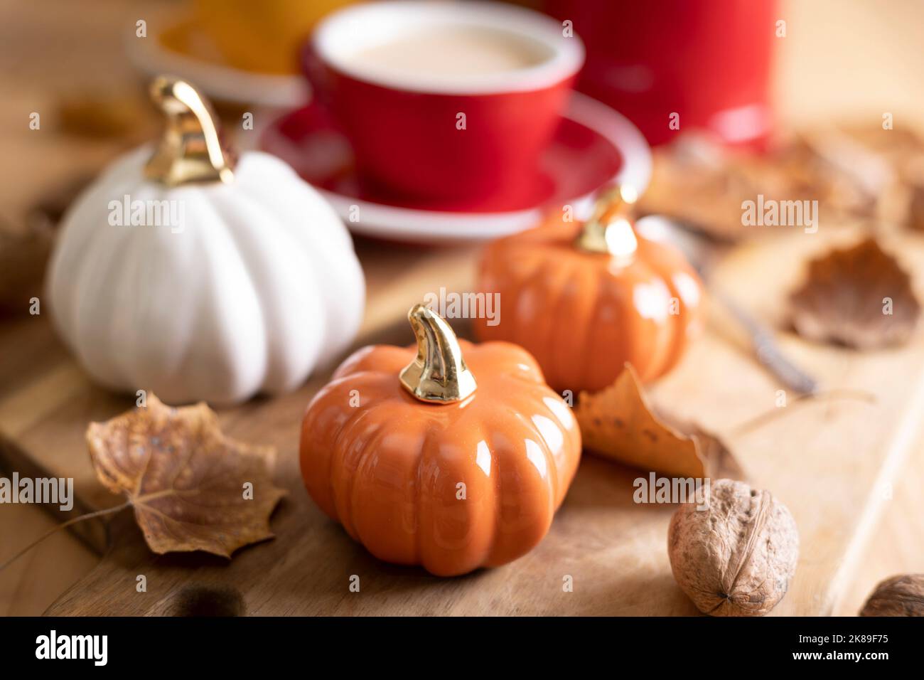 magnifique fond d'automne avec des citrouilles et une tasse de café Banque D'Images