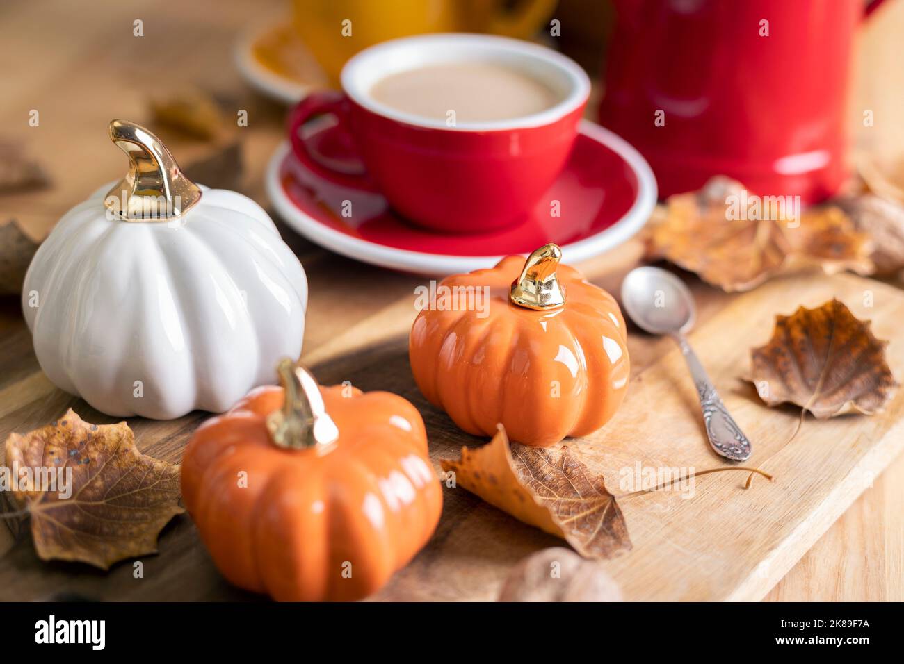 magnifique fond d'automne avec citrouilles et une tasse de café. décoration d'automne à l'intérieur Banque D'Images