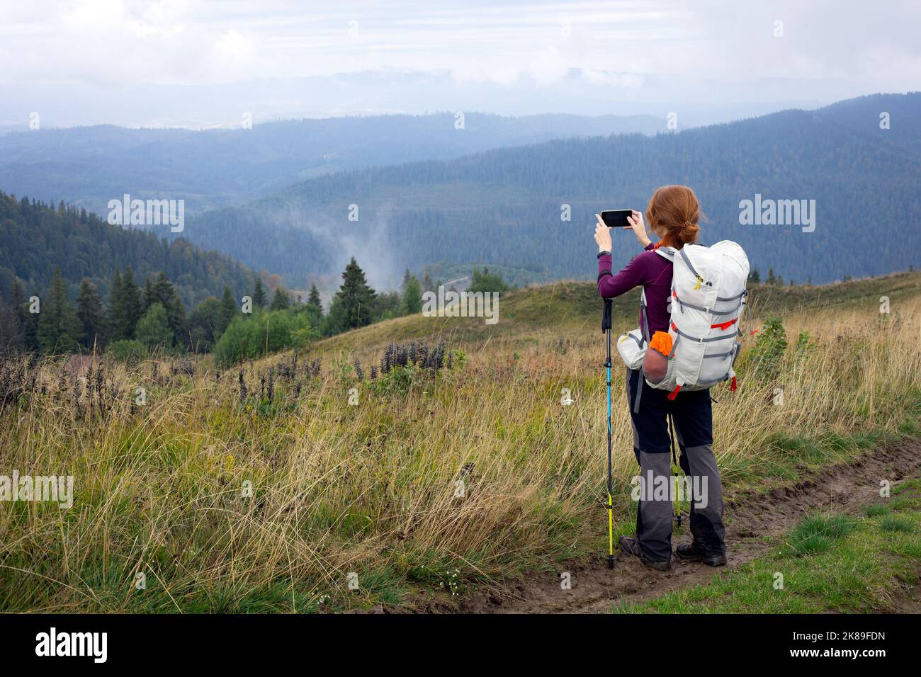 Jeune randonneur faisant une photo des montagnes des Carpates Banque D'Images