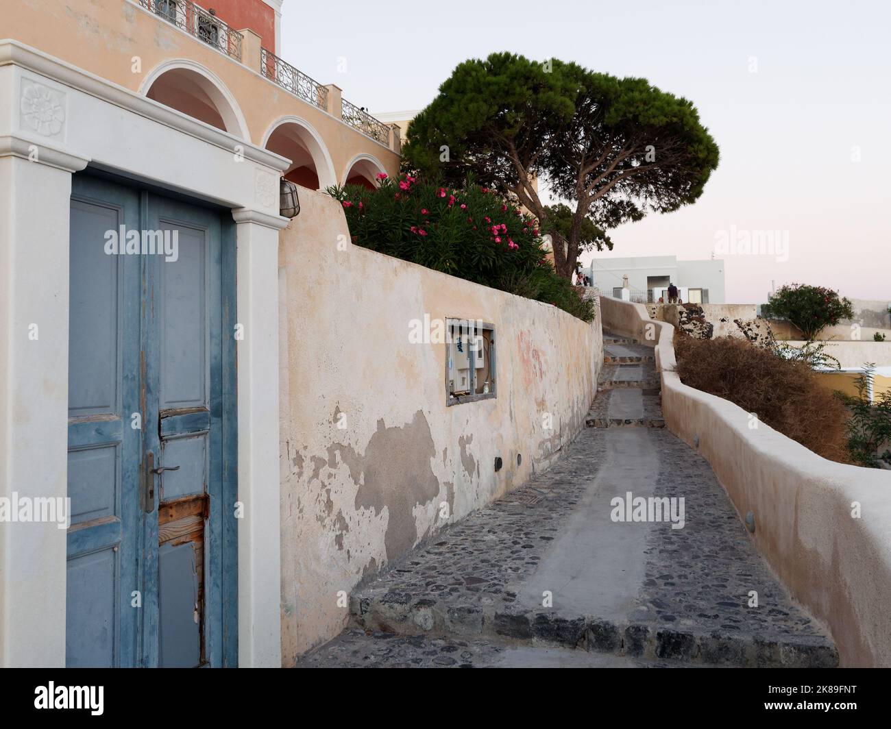 Chemin côtier à Fira avec porte en ruine sur la gauche. Île grecque des Cyclades de Santorin dans la mer Égée Banque D'Images