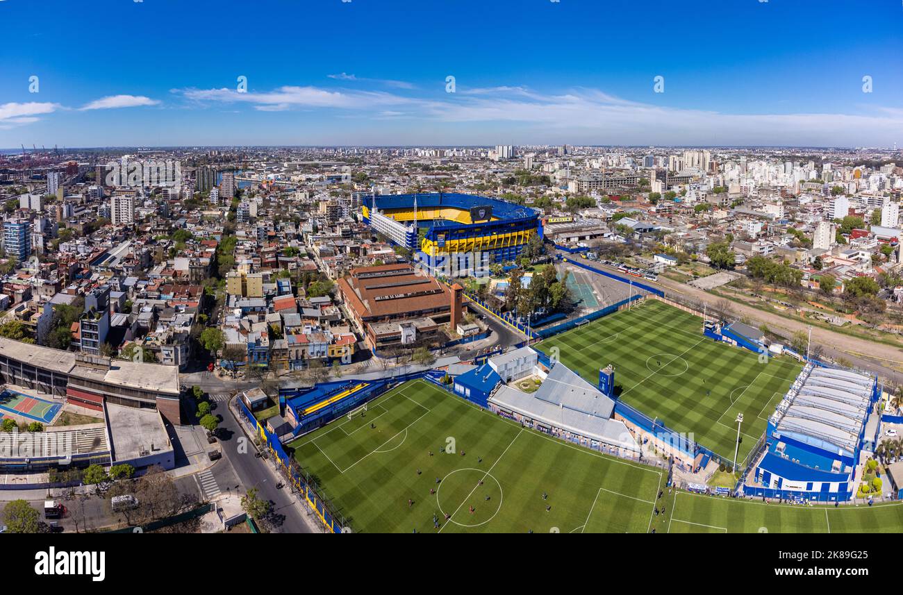 Tir de drone du stade la Bombonera, stade du Club Atletico Boca Juniors, quartier de la Boca à Buenos Aires. Banque D'Images