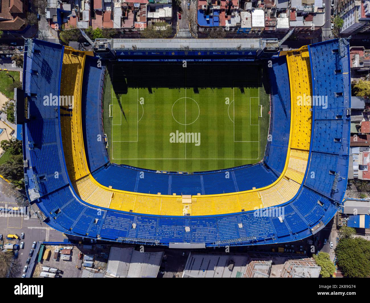 Tir de drone du stade la Bombonera, stade du Club Atletico Boca Juniors, quartier de la Boca à Buenos Aires. Banque D'Images