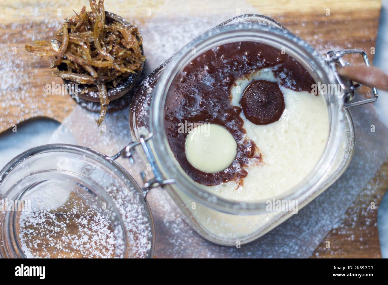 Populaire cuisine philippine réconfortante, champorado au chocolat avec du poisson séché dans un restaurant à Makati City, Philippines Banque D'Images