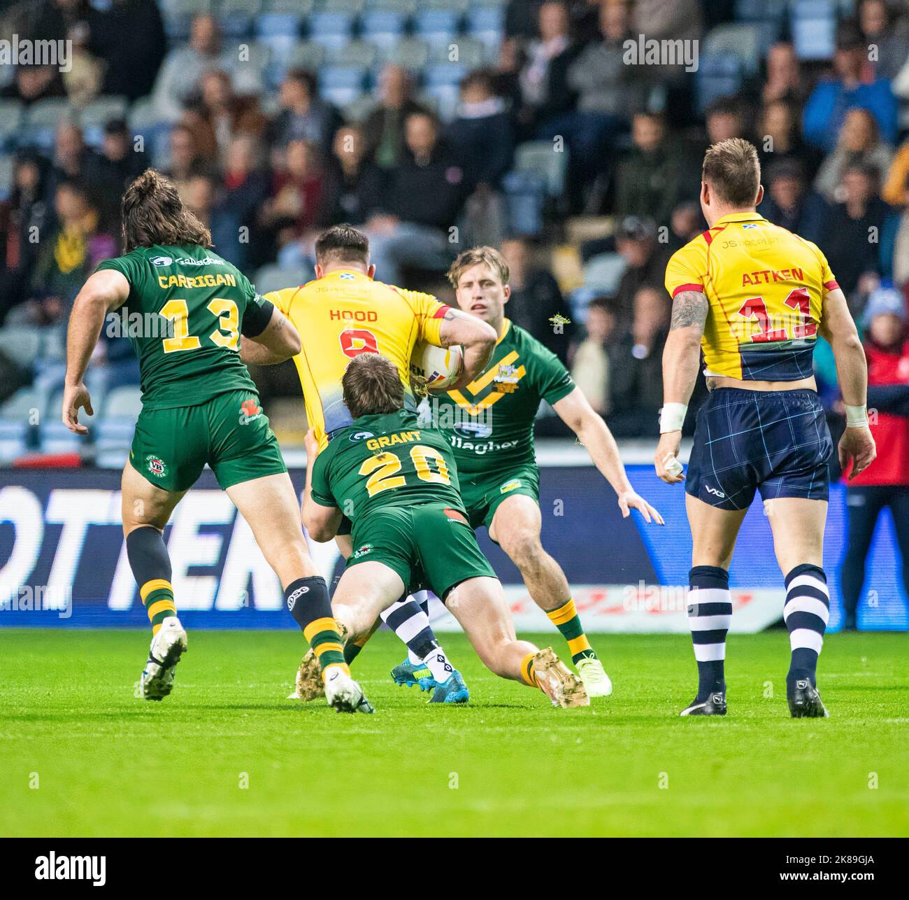 Coventry Angleterre 21st octobre : le Liam Hood of Scotland est organisé par Harry Grant, de l'Australie, lors de la coupe du monde de rugby 2021 entre l'Australie et l'Écosse à Coventry Building Society Arena le 21st octobre 2022 Australie 84 : Écosse 0 crédit : PATRICK ANTHONISZ/Alay Live News Banque D'Images