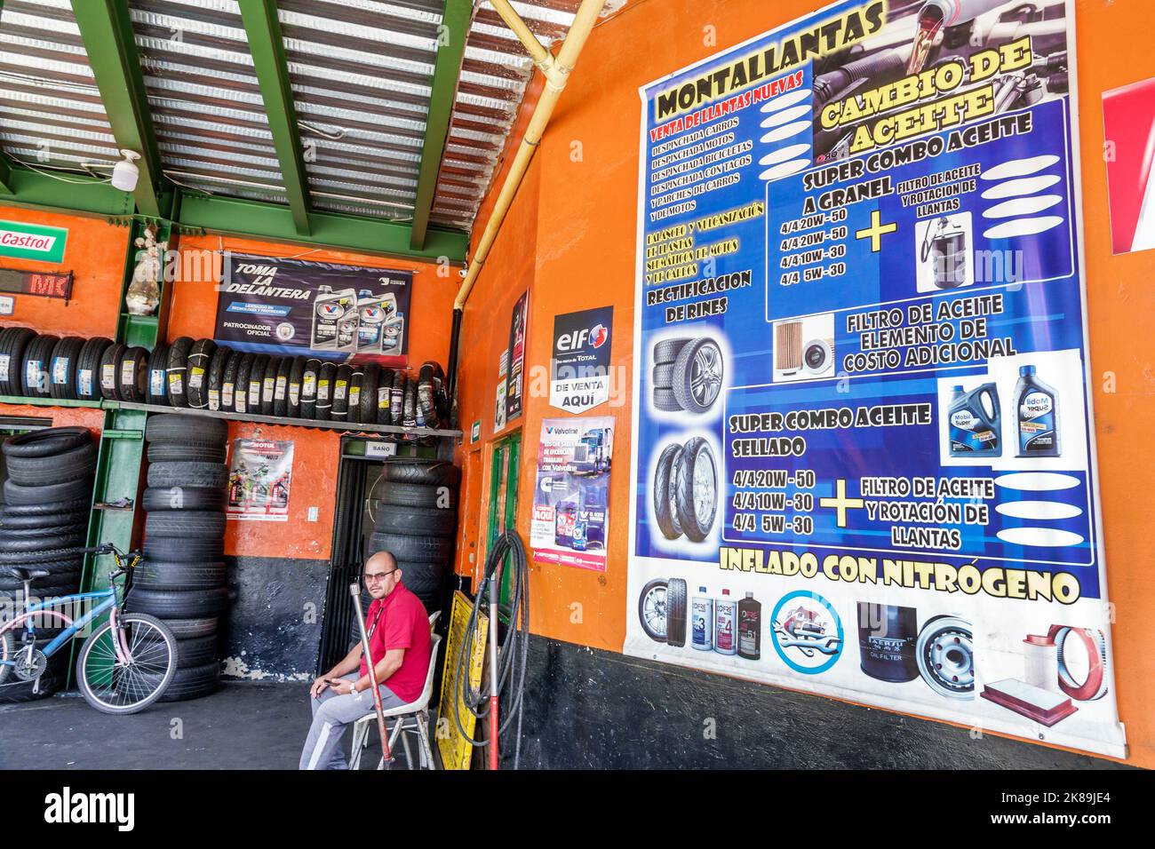 Bogota Colombie,Engativa Calle 63,auto mécanicien atelier de réparation garage signe langue espagnole changement d'huile homme hommes intérieur intérieur intérieur intérieur neuf pneus véhicule Banque D'Images