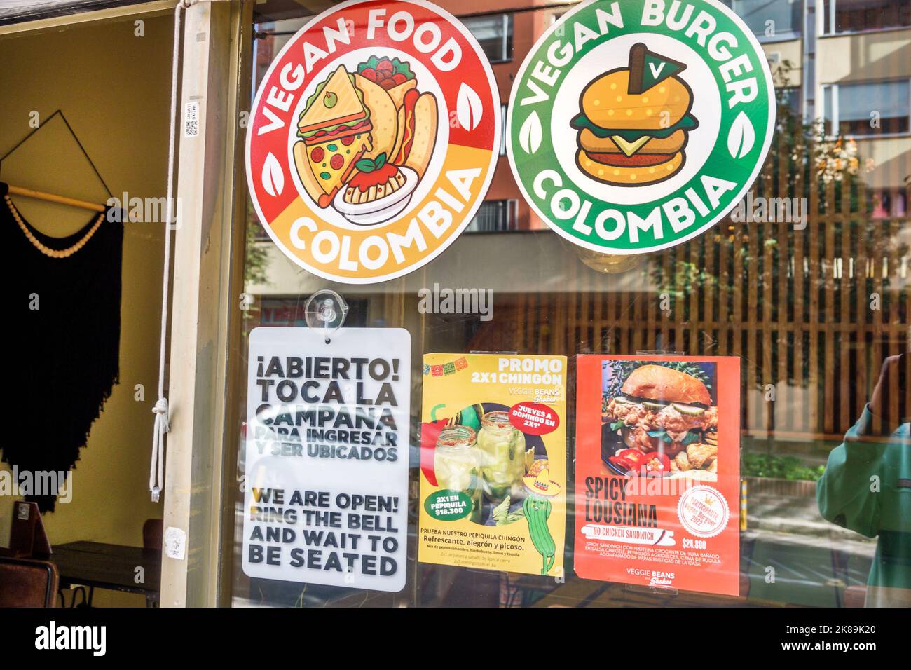 Bogota Colombie, Chapinero Norte Calle 64, restaurant de hamburgers vegan restaurants dîner manger dehors café décontracté cafés bistrot bistros nourriture, panneau billboa Banque D'Images
