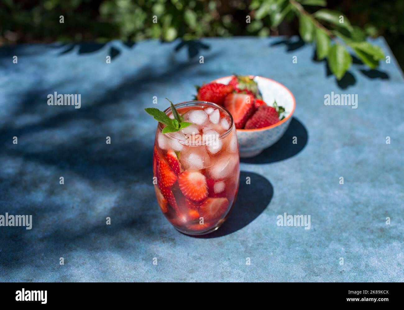 Cocktail aux fraises ou boisson non alcoolisée avec glace le jour d'été ensoleillé. Concept de boisson. Banque D'Images