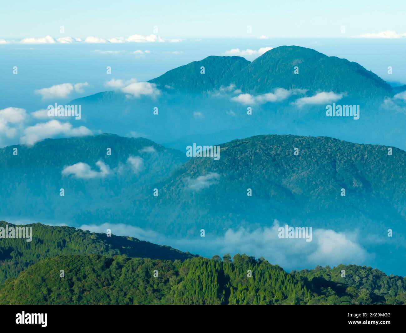 Vue aérienne sur les montagnes et les nuages en été. Hehuan Mountain, Taïwan. Banque D'Images