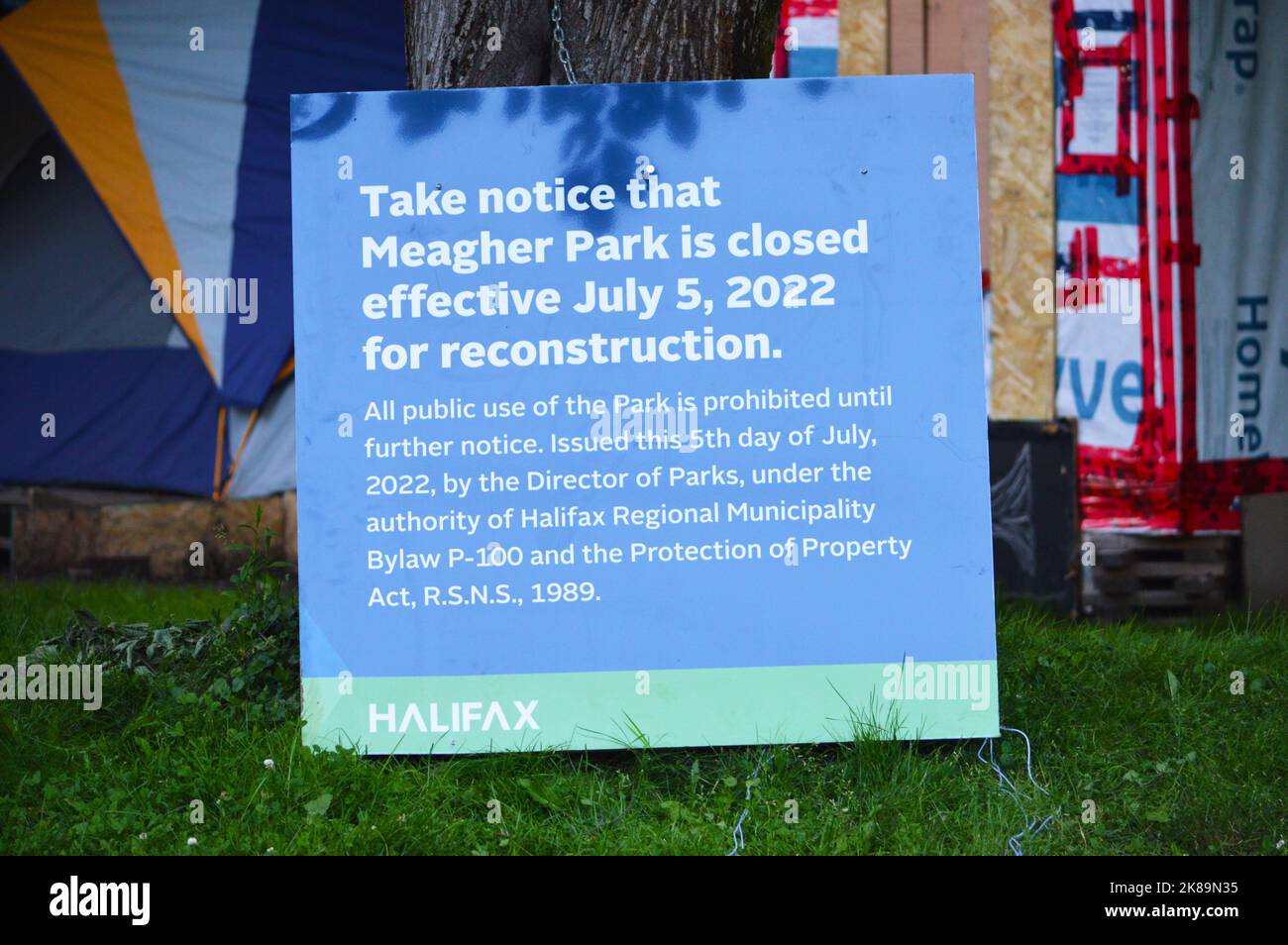 Signalisation d'expulsion de la ville au parc Meagher à Halifax, Nouvelle-Écosse, Canada, connu sous le nom de parc populaire, qui a été utilisé comme campement pour sans-abri jusqu'en 2022. Banque D'Images