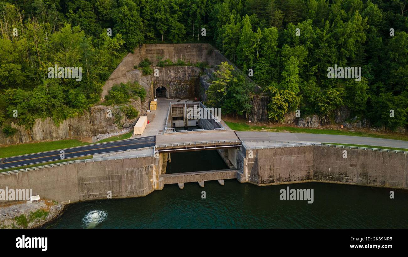 Stockage pompé tunnel de décharge hydroélectricité avec cellules déflectrices et brise-lames Banque D'Images