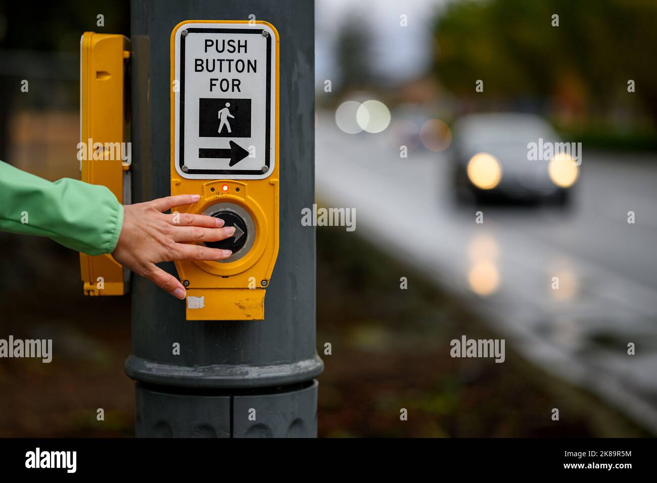 Pousser pour piétons au passage pour piétons en diagonale avec la flèche de direction à l'intersection de la rue de la ville en Colombie-Britannique, Canada Banque D'Images