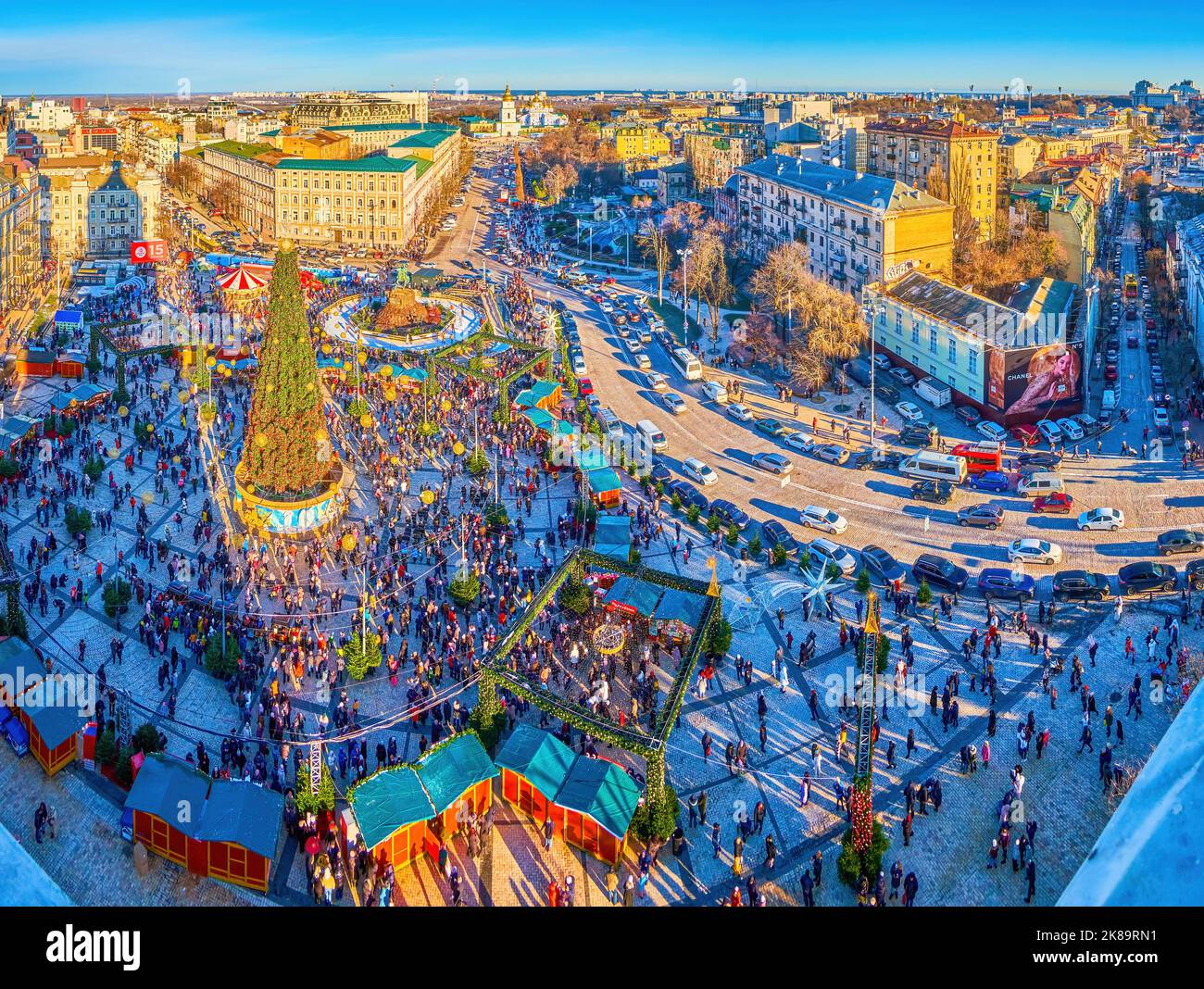 KIEV, UKRAINE 2 JANVIER 2022 place Sophia décorée avec une foire de Noël bondée, un arbre de