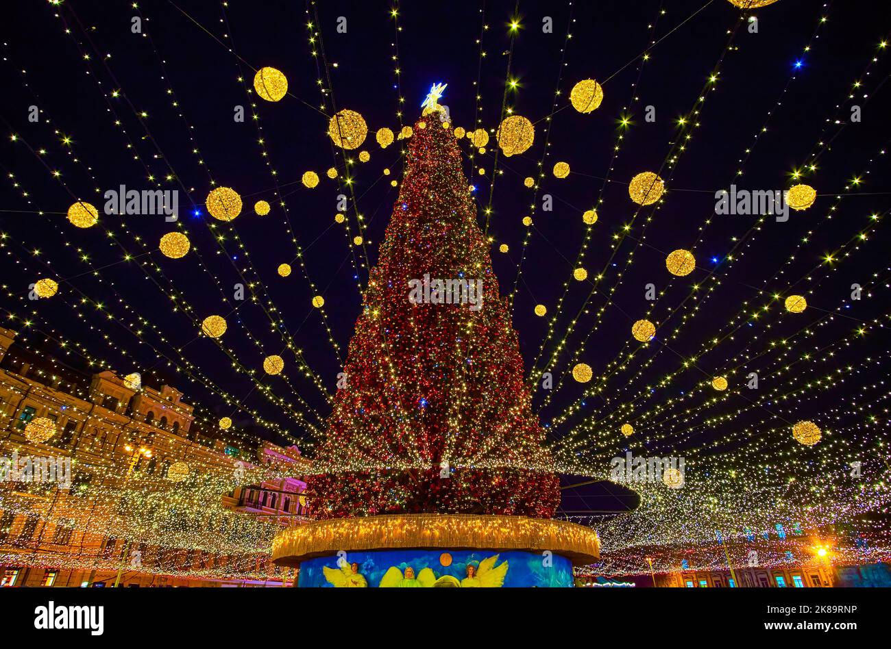 Le sapin de Noël principal, décoré de décorations lumineuses et de guirlandes d'éclairage, orne la place Sophia de Kiev, en Ukraine Banque D'Images