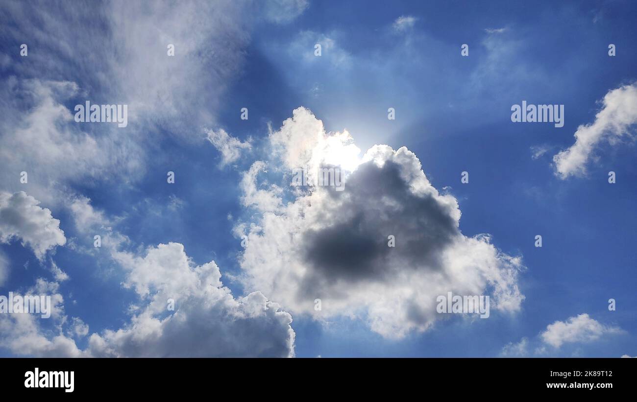 Nuage dans le ciel bleu Banque D'Images