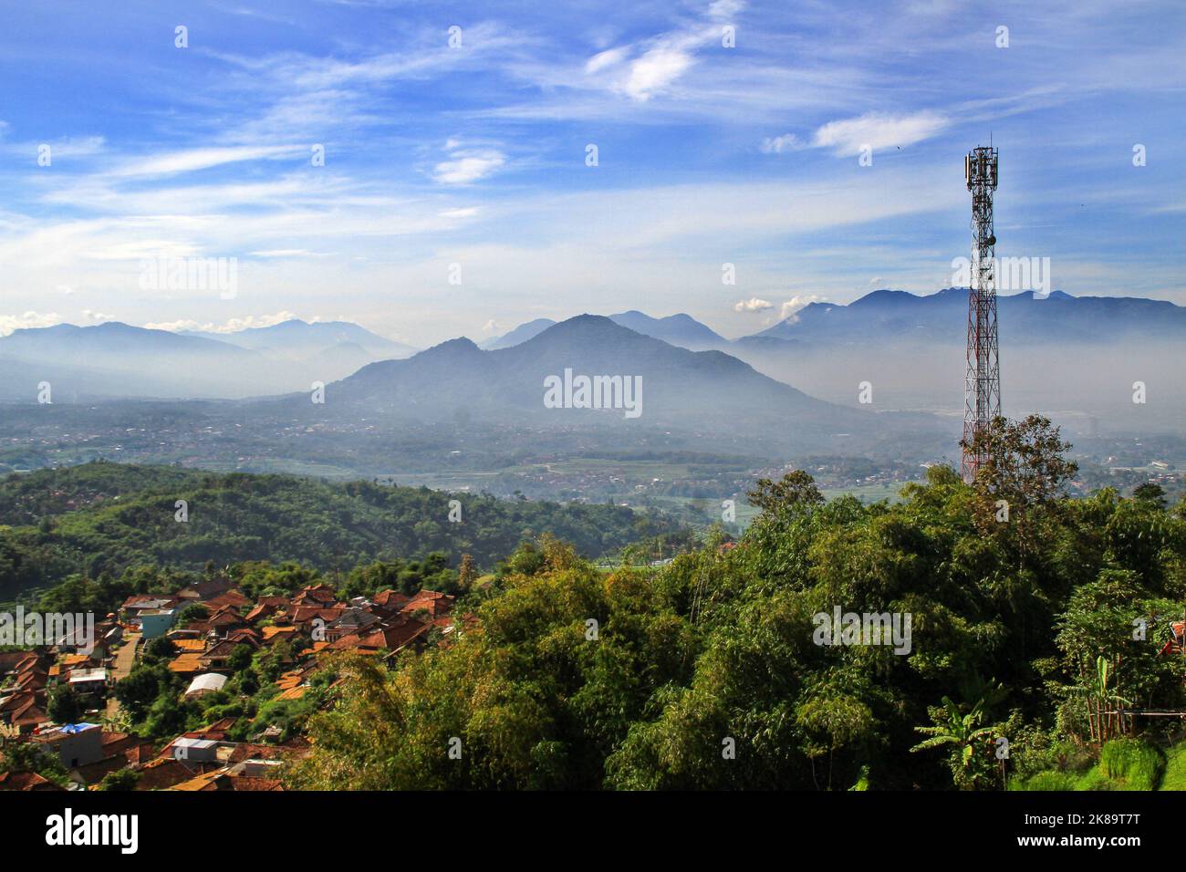 Tanjungsari, Java-Ouest, Indonésie. 22nd octobre 2022. Une vue générale du paysage de montagne dans le sud de Bandung après une forte pluie hier est vue de Tanjungsari, Sumedang Regency. (Credit image: © Algi Febri Sugita/ZUMA Press Wire) Credit: ZUMA Press, Inc./Alamy Live News Banque D'Images