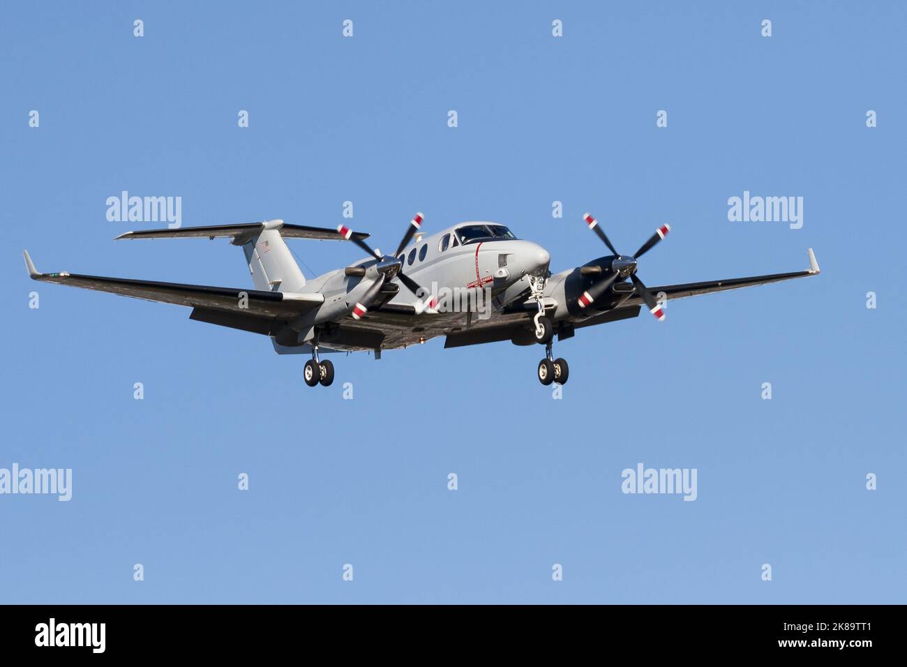 Un avion Hawker Beechcraft UC12W Huron avec le corps des Marines des États-Unis qui vole près de l'installation aérienne navale, base aérienne d'Atsugi, Kanagawa, Japon. Banque D'Images